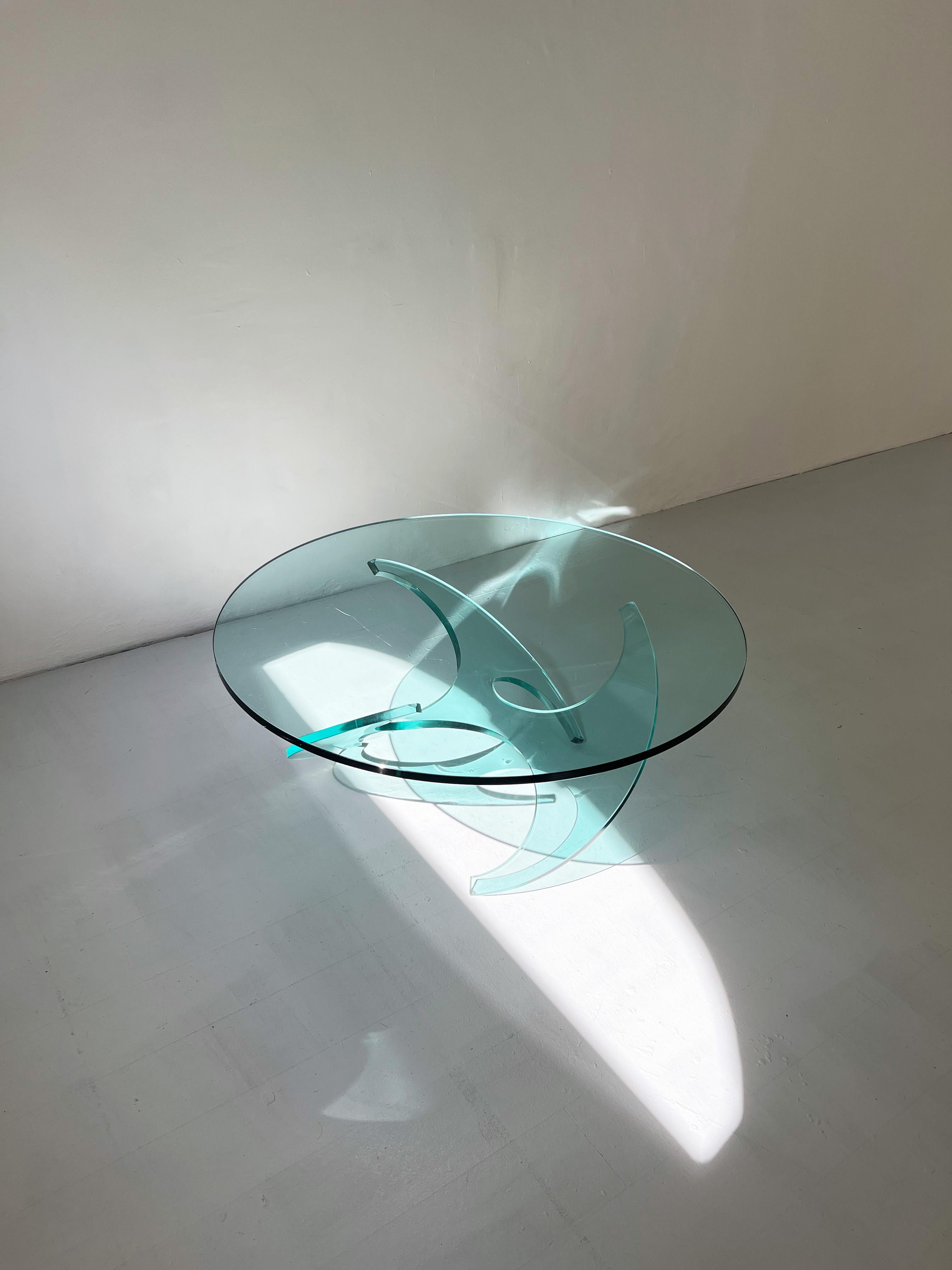 
The coffee table designed by Knut Hesterberg for Ronald Schmitt in 1960s Germany is a true masterpiece of mid-century modern design. Crafted entirely from glass with a substantial 1.8cm thickness, it exudes an air of elegance and sophistication