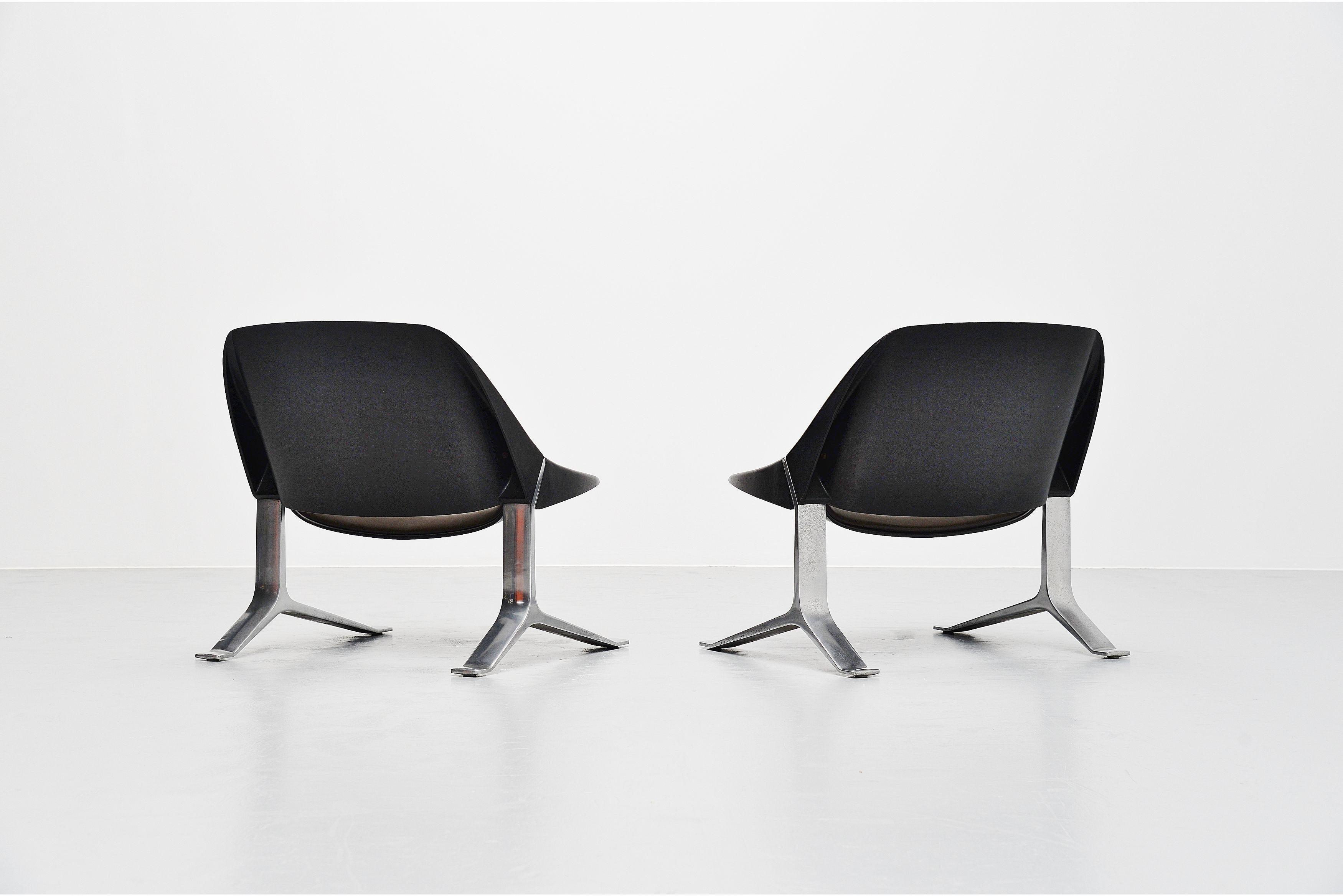 Rare paire de chaises longues sculpturales conçues par Knut Hesterberg et fabriquées par Selectform Furniture, Allemagne 1971. Les chaises ont des pieds solides en aluminium moulé et des sièges en plastique moulé recouverts de cuir vert