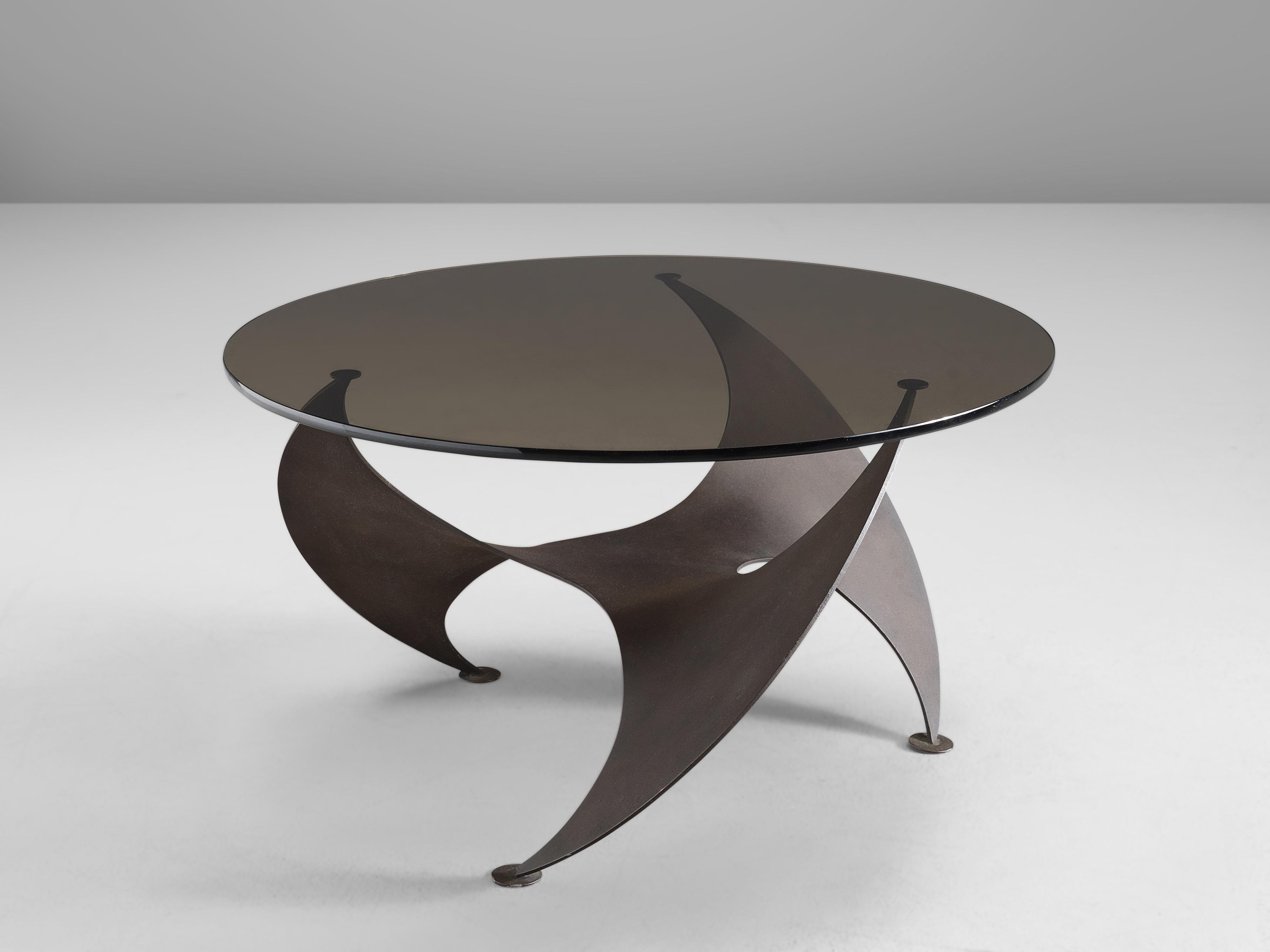 Knut Hesterberg, coffee table, bronzed metal, glass, Germany, 1965

As the name ‘Propeller’ already predicts this coffee table by Knut Hesterberg features a base that looks like the movement of a propeller. The three legs are shaped in a way that