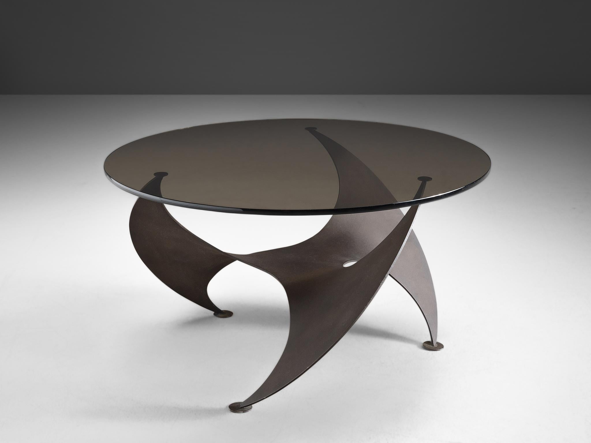 Knut Hesterberg, coffee table, bronzed metal, glass, Germany, 1965

As the name ‘Propeller’ already predicts this coffee table by Knut Hesterberg features a base that looks like the movement of a propeller. The three legs are shaped in a way that