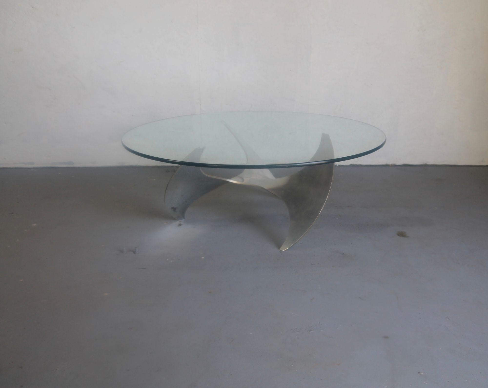 Classic propeller coffee table by the German designer Knut Hesterberg. In nice shape with the original glass top.