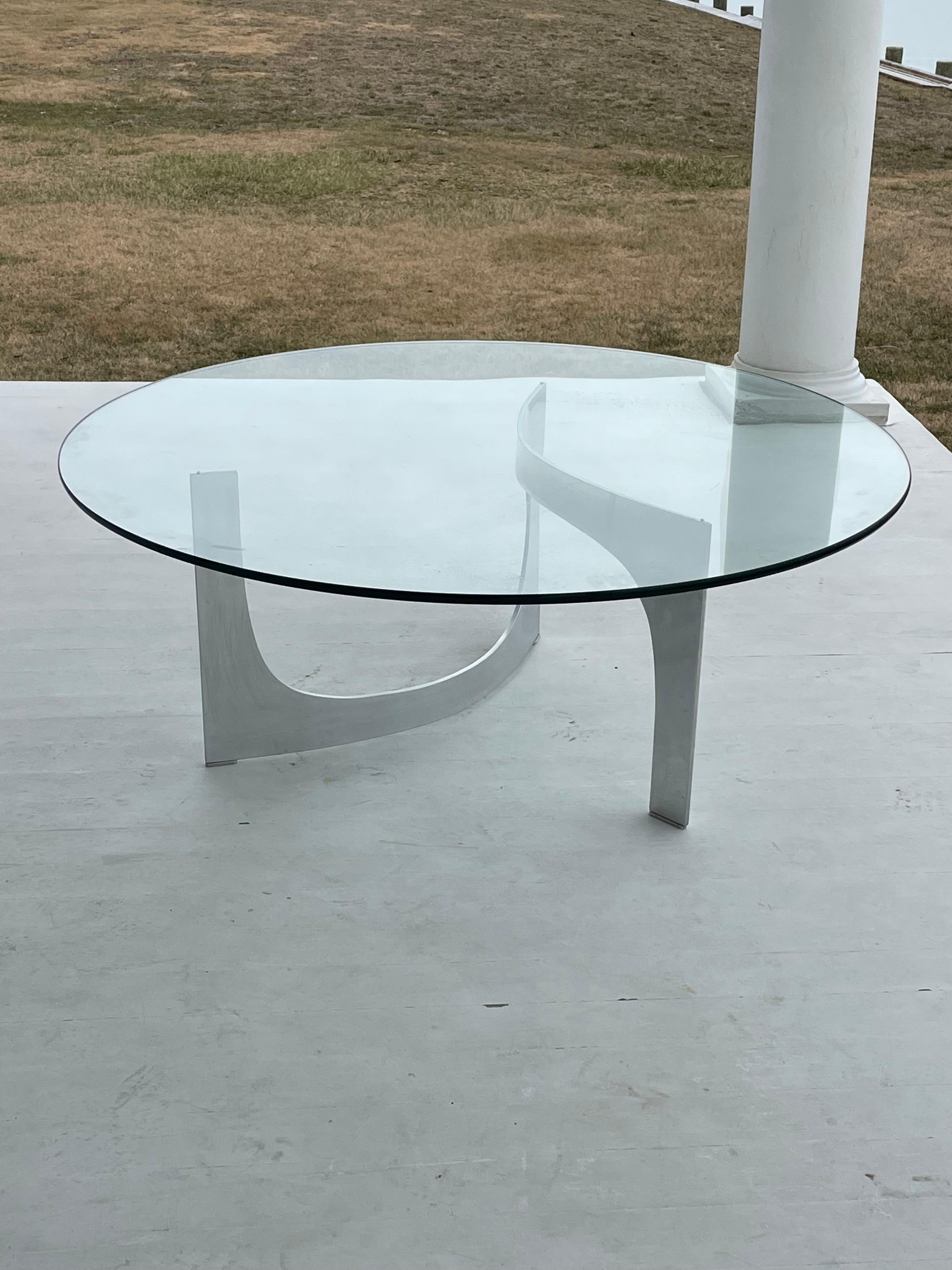 Knut Hesterberg ist ein deutscher Bildhauer und Designer. Er entwarf diesen minimalistischen, geschwungenen Sockel aus poliertem Aluminiumguss mit einer runden Abdeckung aus Klarglas. Es wurde von Bascher Tisch etwa in den 1970er Jahren hergestellt.