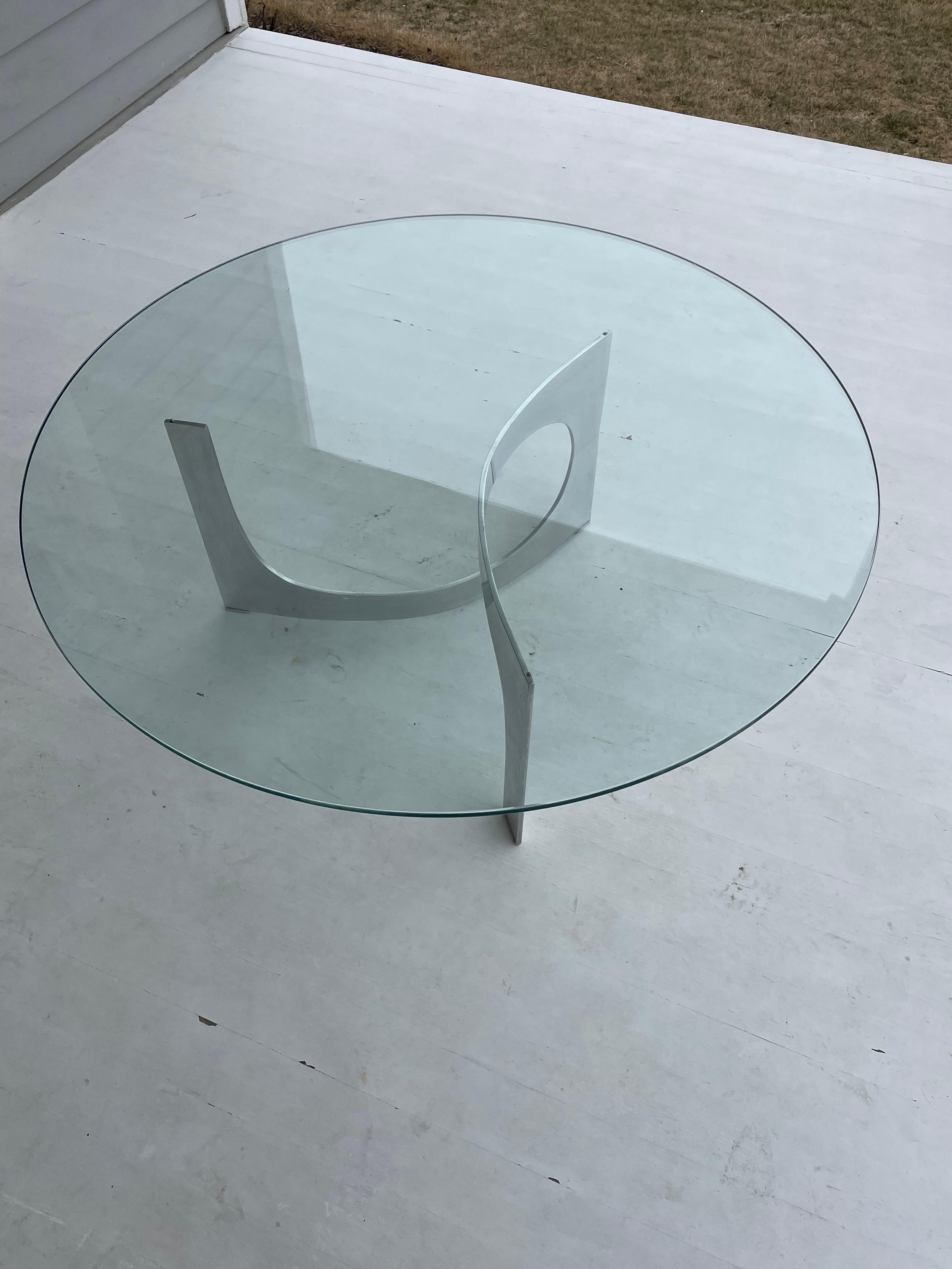Knut Hesterberg Skulpturaler Couchtisch aus Glas und Aluminium (Poliert) im Angebot
