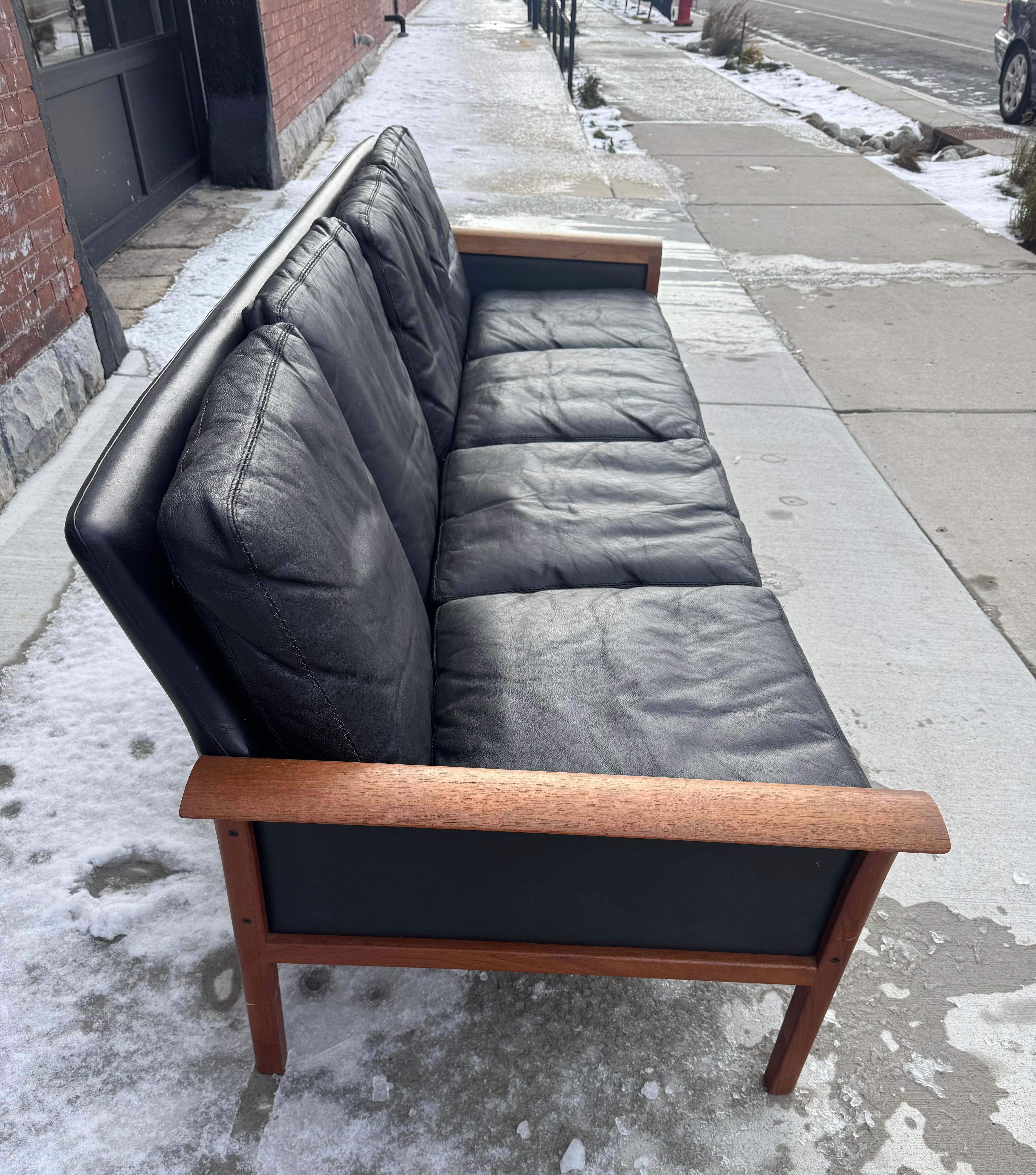 Knut Saeter para Vatne Møbler Palisandro noruego de mediados de siglo  / Sofá de teca y cuero

Este sofá mide 87 de ancho x 29,5 de fondo x 28,75 pulgadas de alto, con una altura del asiento de 16 y una altura de los brazos de 20 pulgadas.... Buen