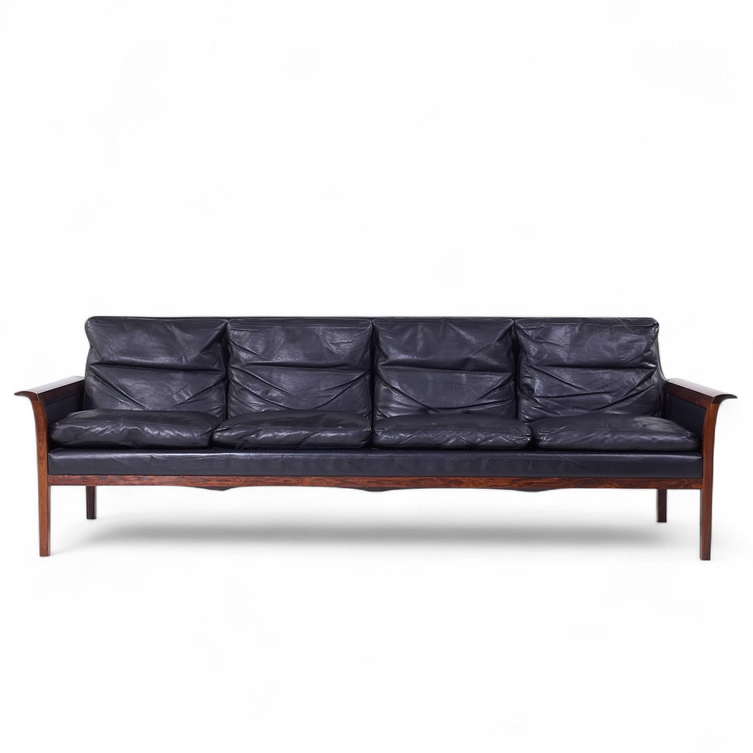 Knut Saeter für Vatne Møbler Norwegisches Palisander- und Ledersofa aus der Mitte des Jahrhunderts

Dieses Sofa misst: 87 breit x 29,5 tief x 28,75 Zoll hoch, mit einer Sitzhöhe von 16 und Arm Höhe von 20 Zoll

Alle Möbelstücke sind in einem so