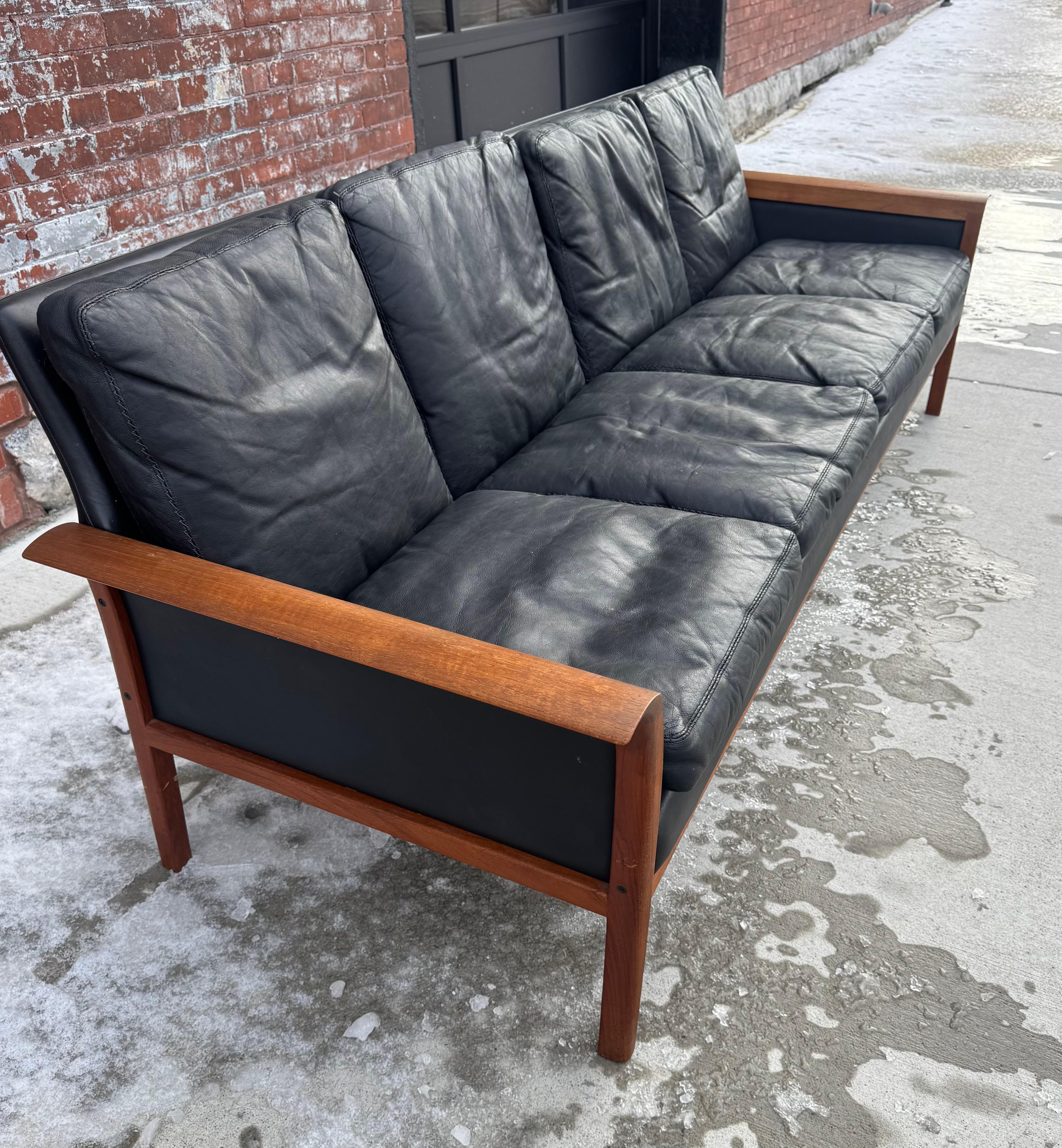 Knut Saeter para Vatne Møbler Sofá noruego de mediados de siglo de palisandro y cuero en Bueno estado para la venta en Buffalo, NY