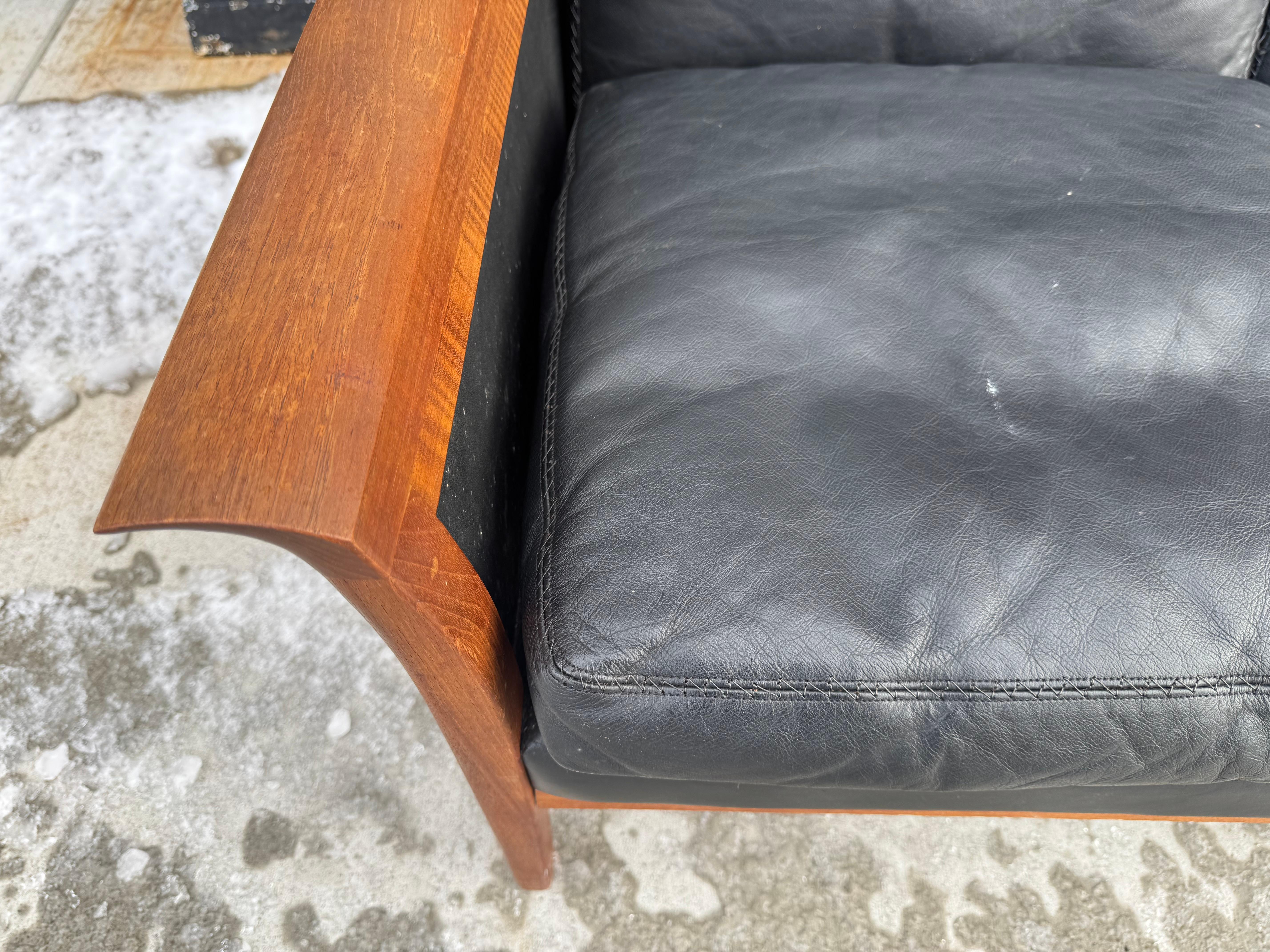 Knut Saeter para Vatne Møbler Sofá noruego de mediados de siglo de palisandro y cuero mediados del siglo XX en venta