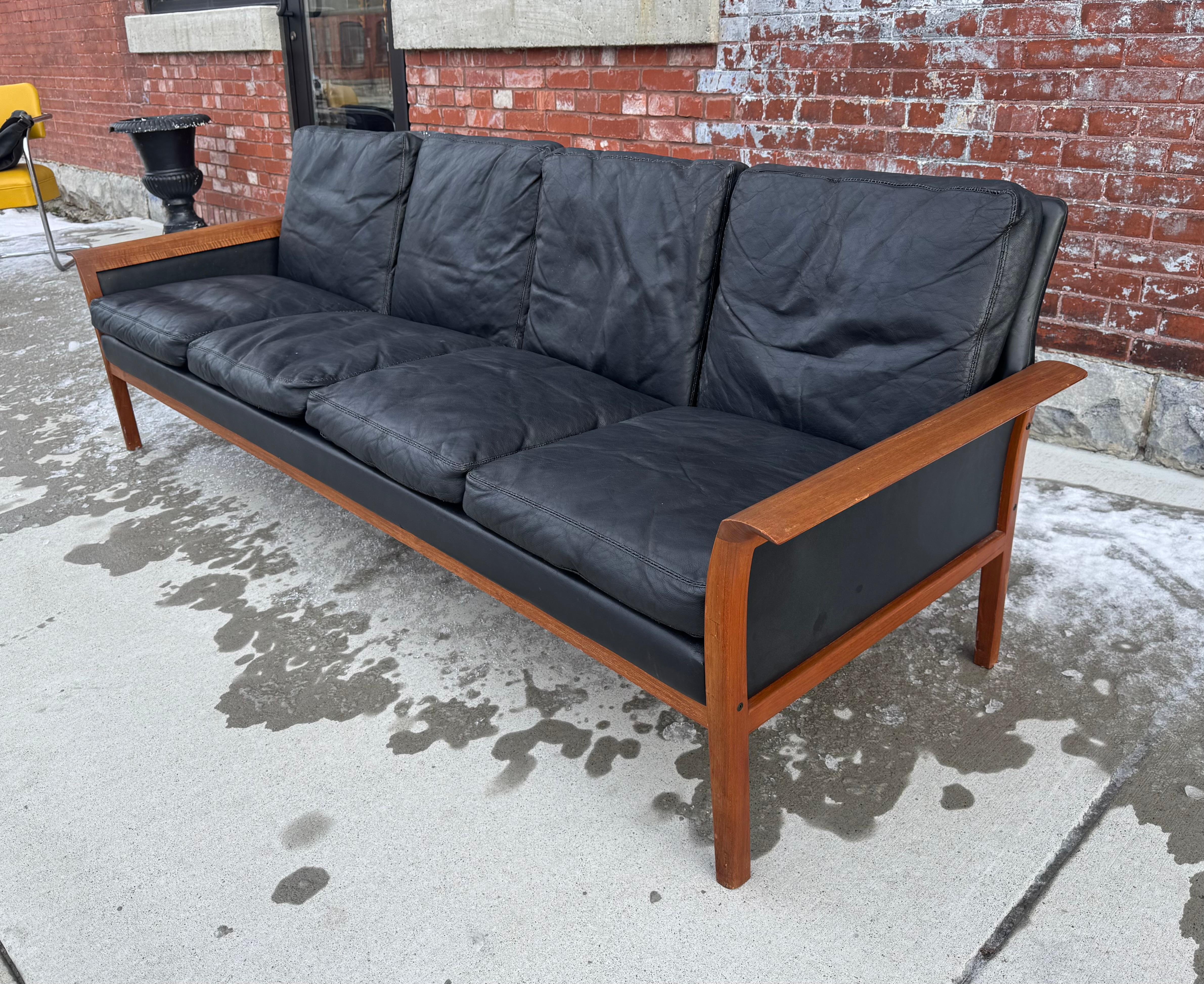 Knut Saeter para Vatne Møbler Sofá noruego de mediados de siglo de palisandro y cuero en venta 1