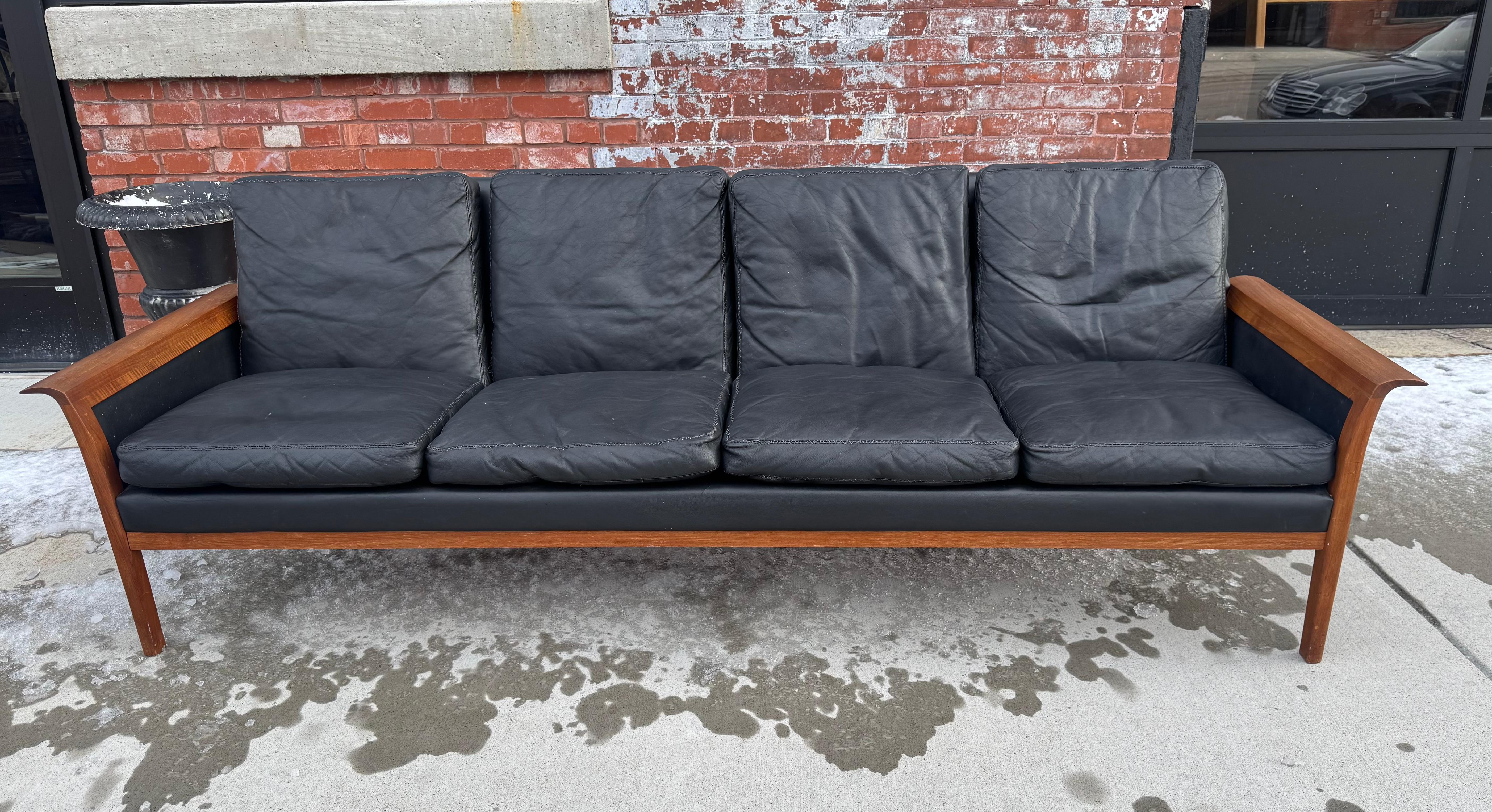Knut Saeter para Vatne Møbler Sofá noruego de mediados de siglo de palisandro y cuero en venta 2