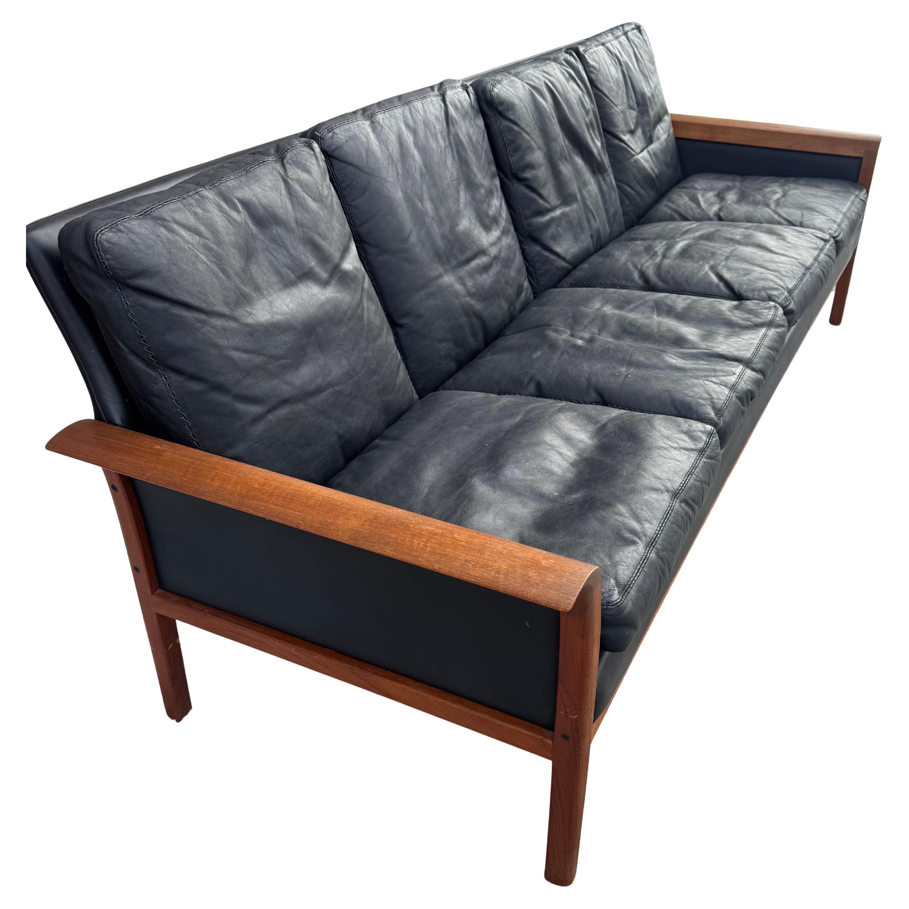 Knut Saeter para Vatne Møbler Sofá noruego de mediados de siglo de palisandro y cuero en venta