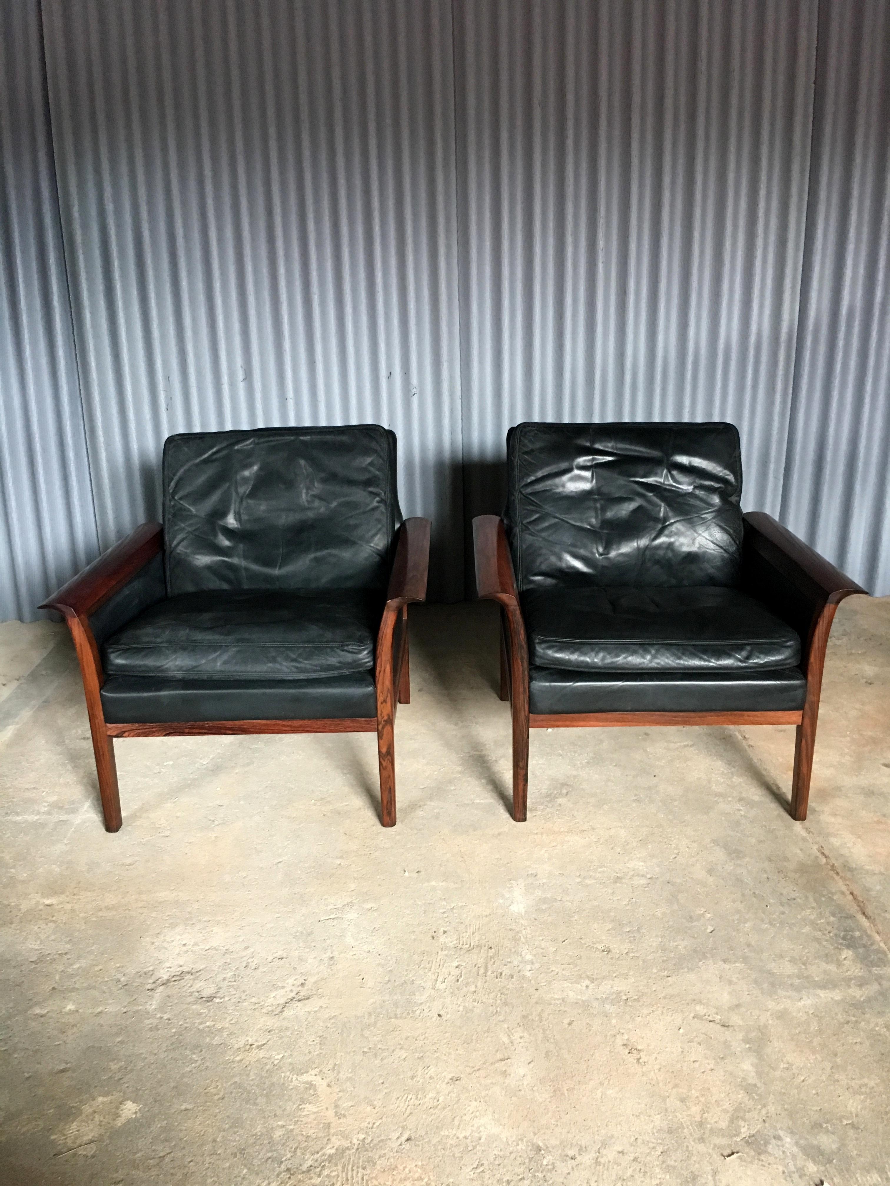 Handsome pair of chairs by Designer Knut Saeter for Vatner Mobler.
Each chair is in beautiful condition with no rips or tears to the leather. Leather is aged, as normal, and we conditioned it.
Rosewood frame is in excellent condition and the