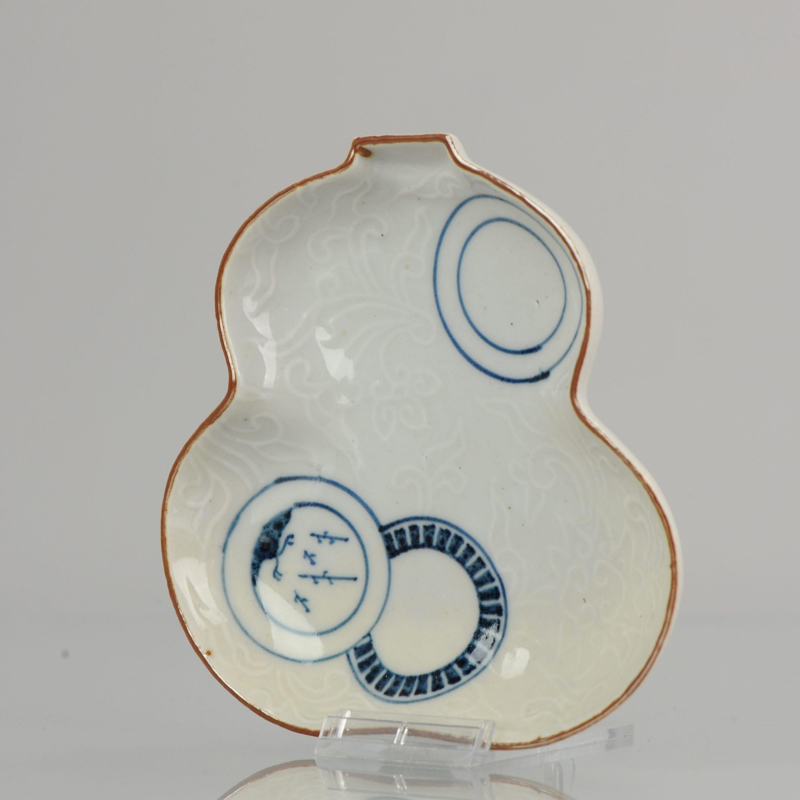 A very nice and odd shaped dish. The quality on this piece is absolutely amazing.

Antique ko Kutani style time in the shape of a Gourd. Precisely painted circles and hidden floral decoration on the body.

Early Edo period.

 

 

 

