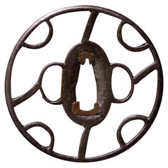 Tsuba Ko-Shoami con disegni ad anello in ferro, periodo Ji-Sukashi Muromachi '1336- 1573