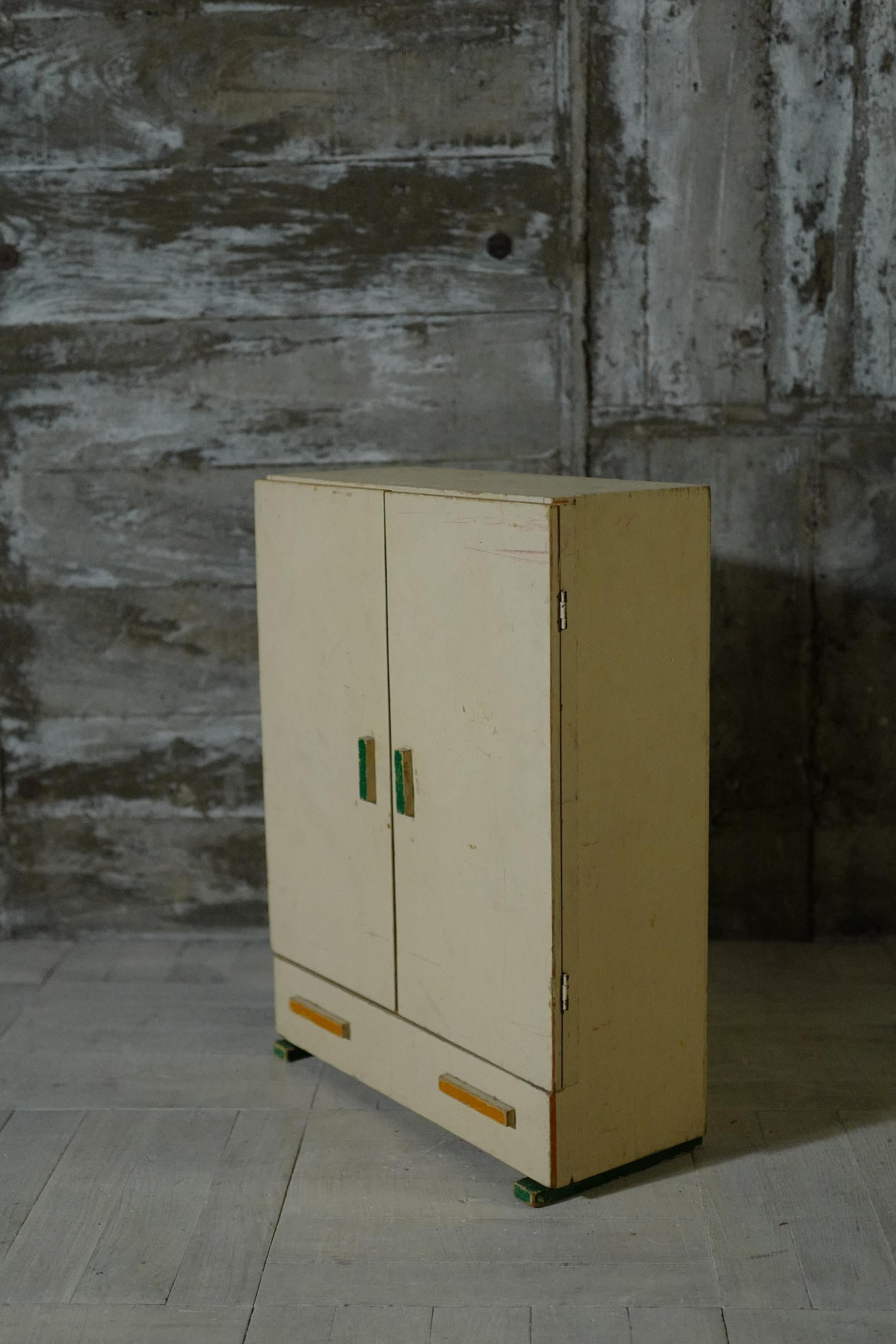 Freestanding toy wardrobe.
Verzuu from the Netherlands became director of ADO and continued to showcase his sense of color and abstract expression reminiscent of Destyle through his toy designs.
ADO stands for Arbeid Door Onvolwaardigen, and