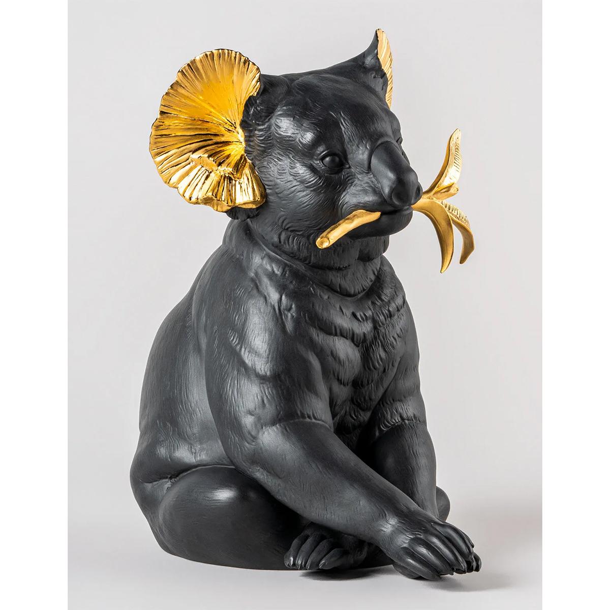 Sculpture Koa et Eucalyptus Or et Noir avec tout
structure en porcelaine fine en finition noire mate et avec
détails en or lustré.
