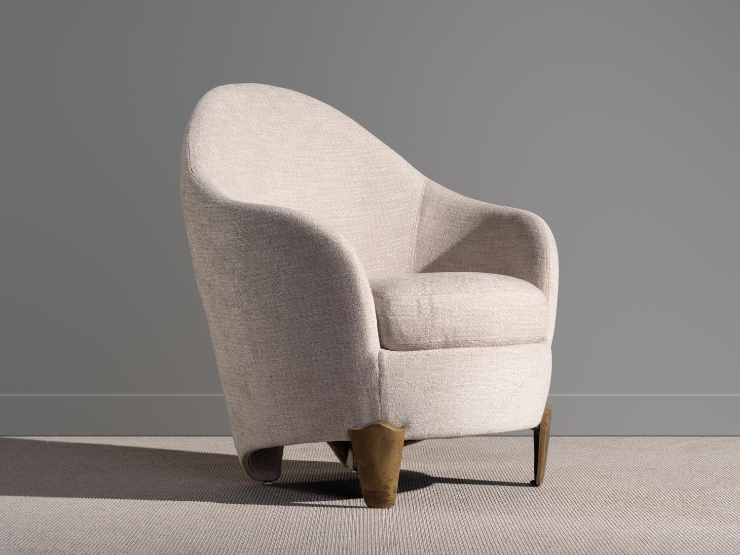 Fauteuil tapissé d'un tissu bouclette beige au tissage serré. Modèle 