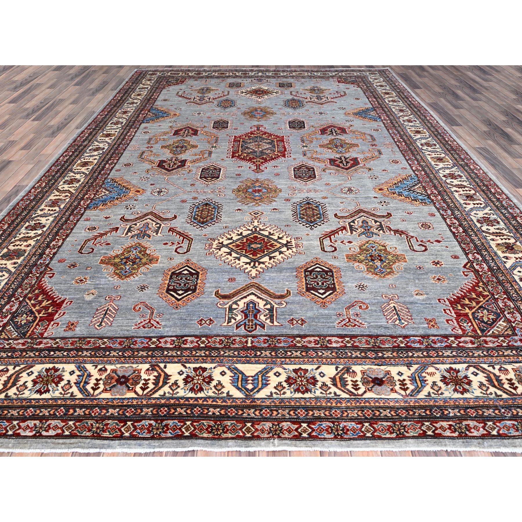 Ce fabuleux tapis noué à la main a été créé et conçu pour une résistance et une durabilité accrues. Ce tapis a été fabriqué à la main pendant des semaines selon la méthode traditionnelle qui est utilisée pour faire des
Taille exacte du tapis en