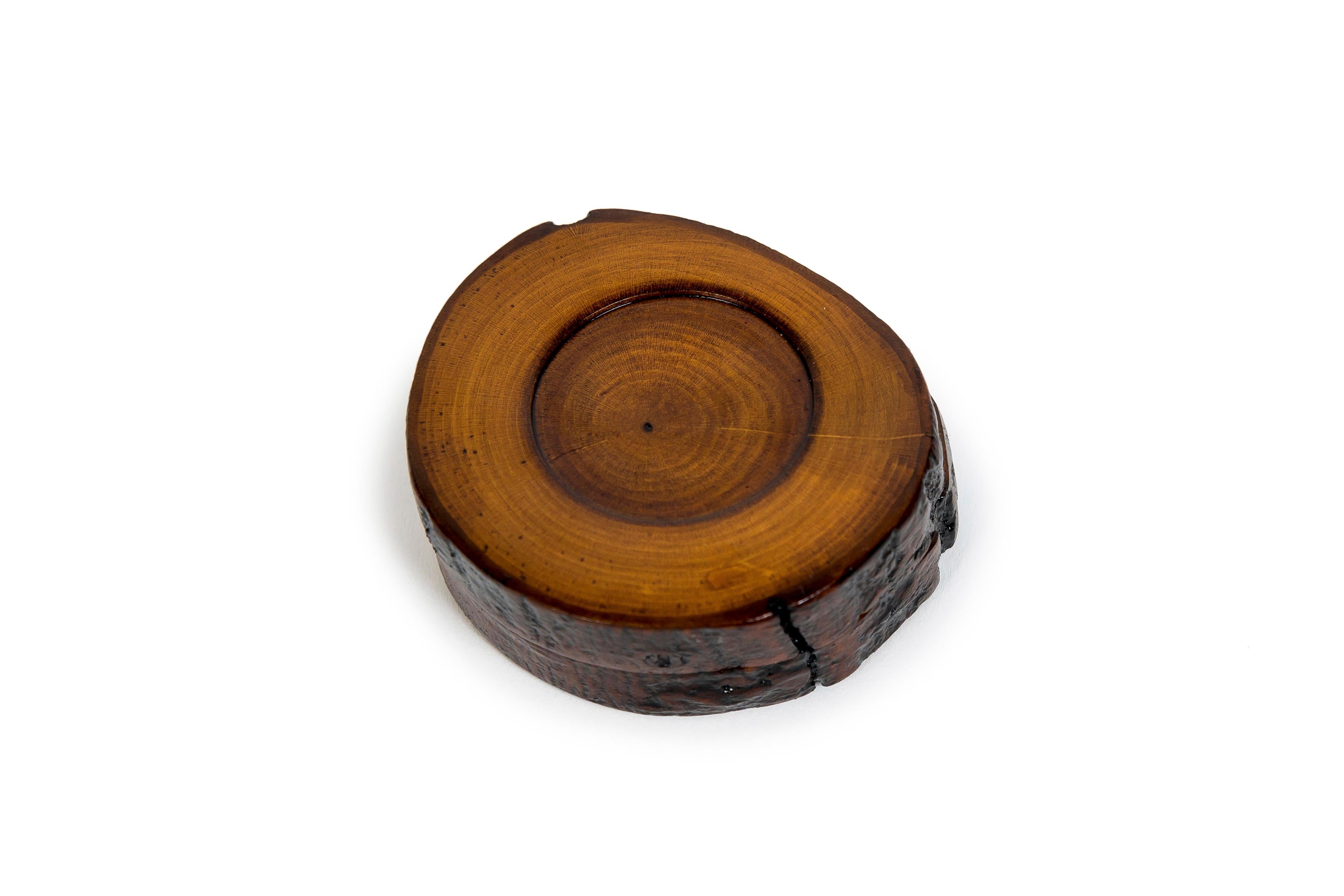 Kobako aus natürlichem Holz eines Froschs unter einem Weidenbaum (Japanisch) im Angebot