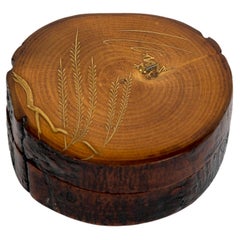 Kobako en madera natural de una rana bajo un sauce