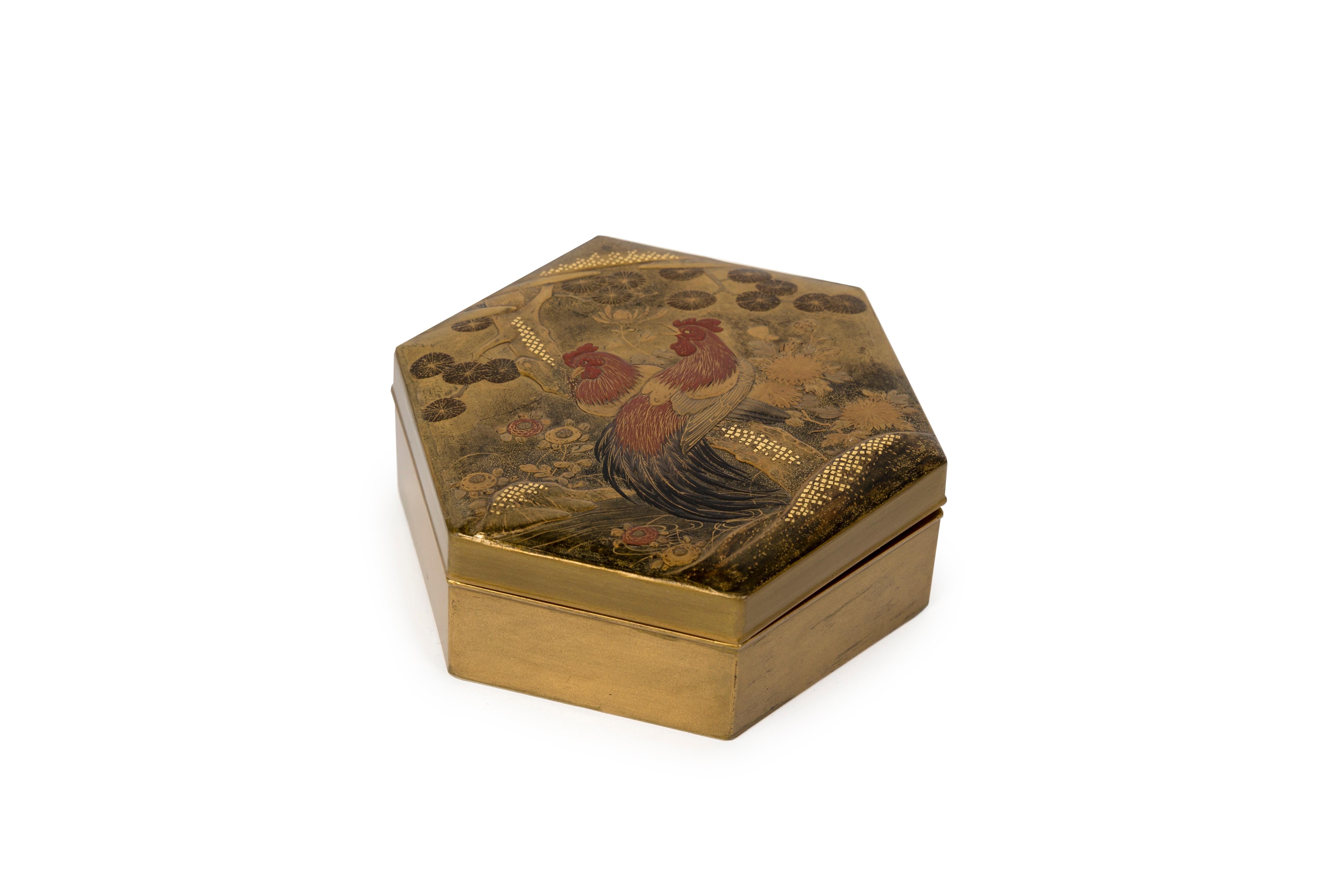 Kobako oder japanische Weihrauchdose, sechseckig und mit zwei Hähnen verziert (Edo) im Angebot