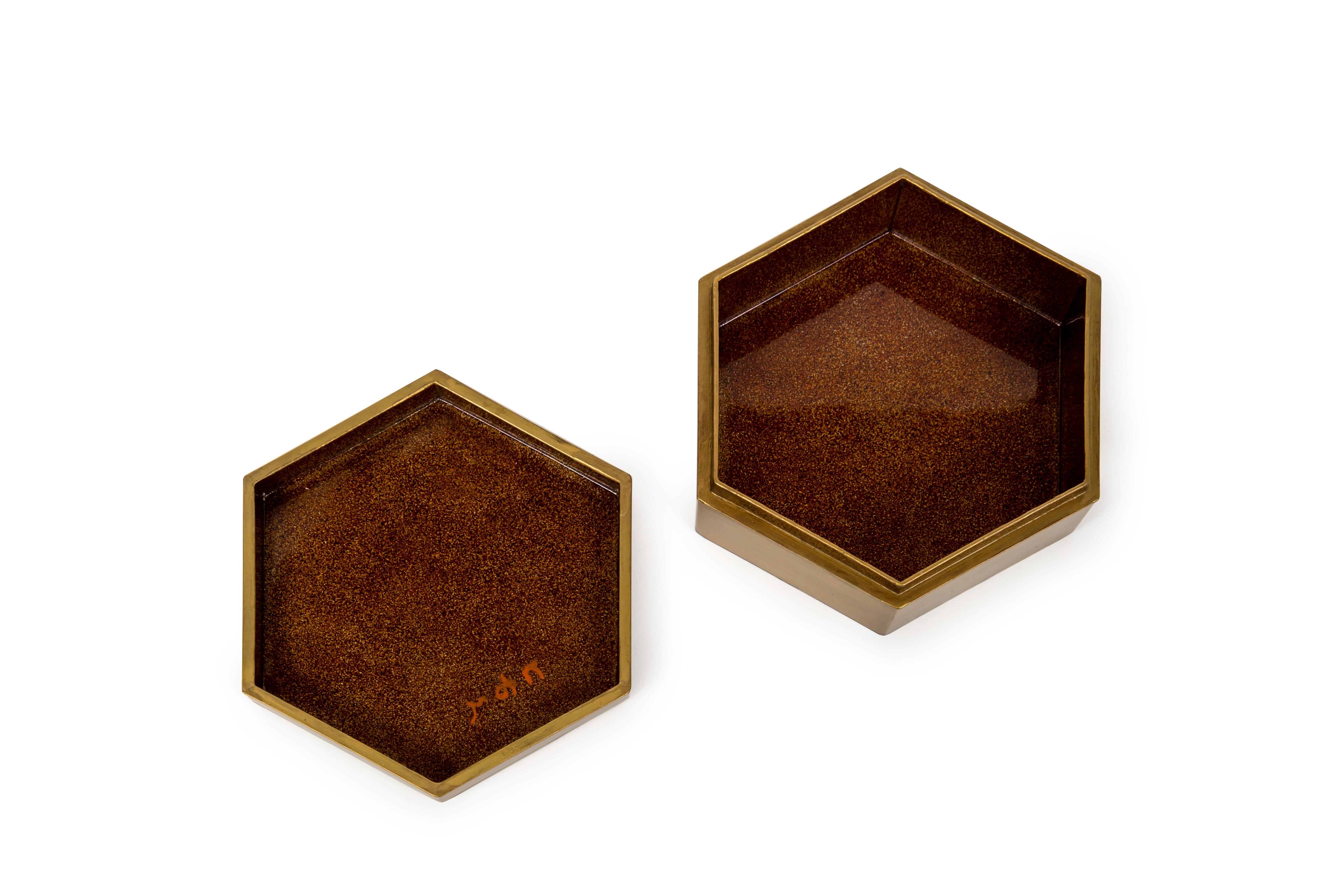 Kobako oder japanische Weihrauchdose, sechseckig und mit zwei Hähnen verziert (Japanisch) im Angebot