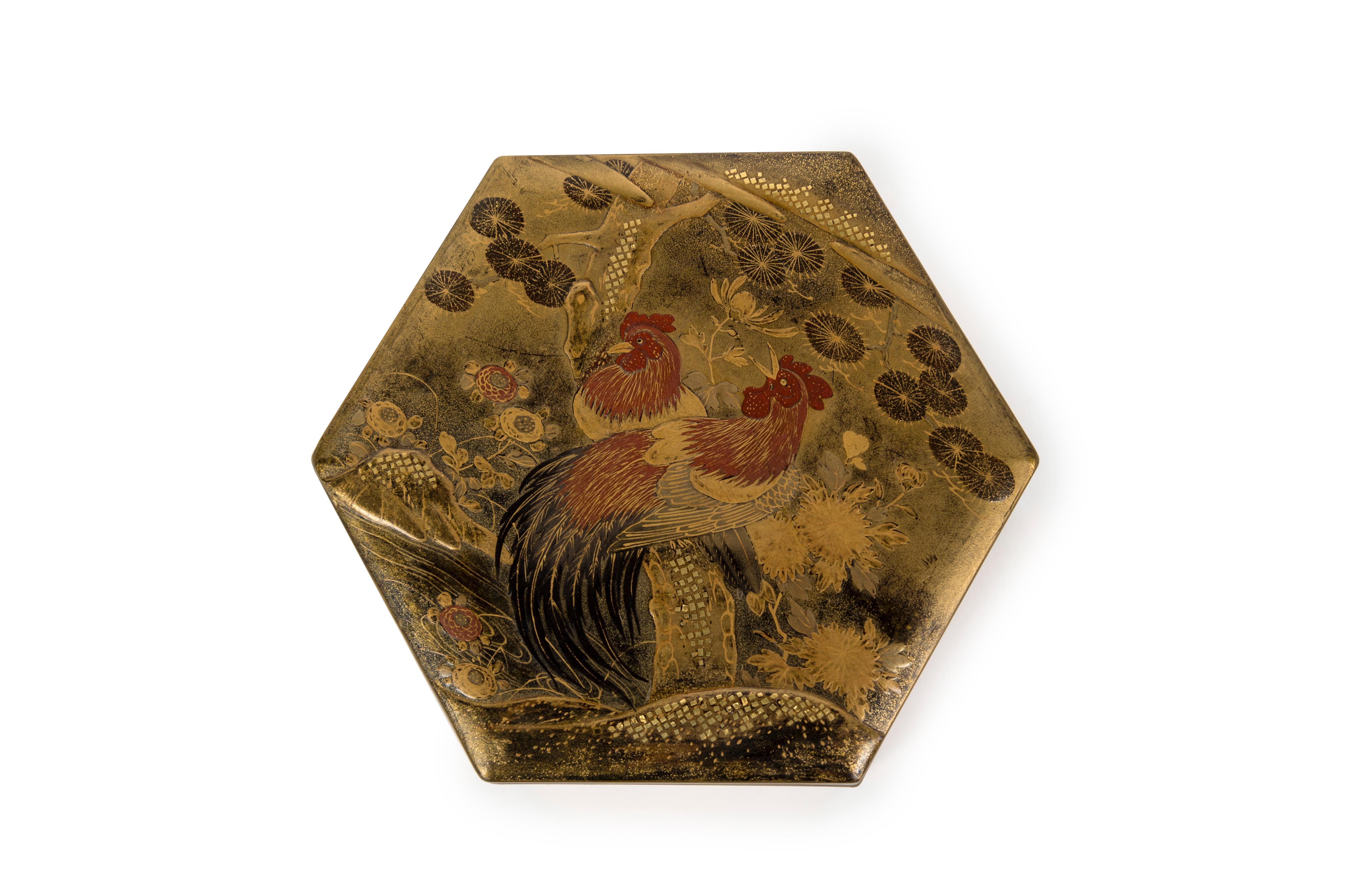 Kobako oder japanische Weihrauchdose, sechseckig und mit zwei Hähnen verziert (Lackiert) im Angebot