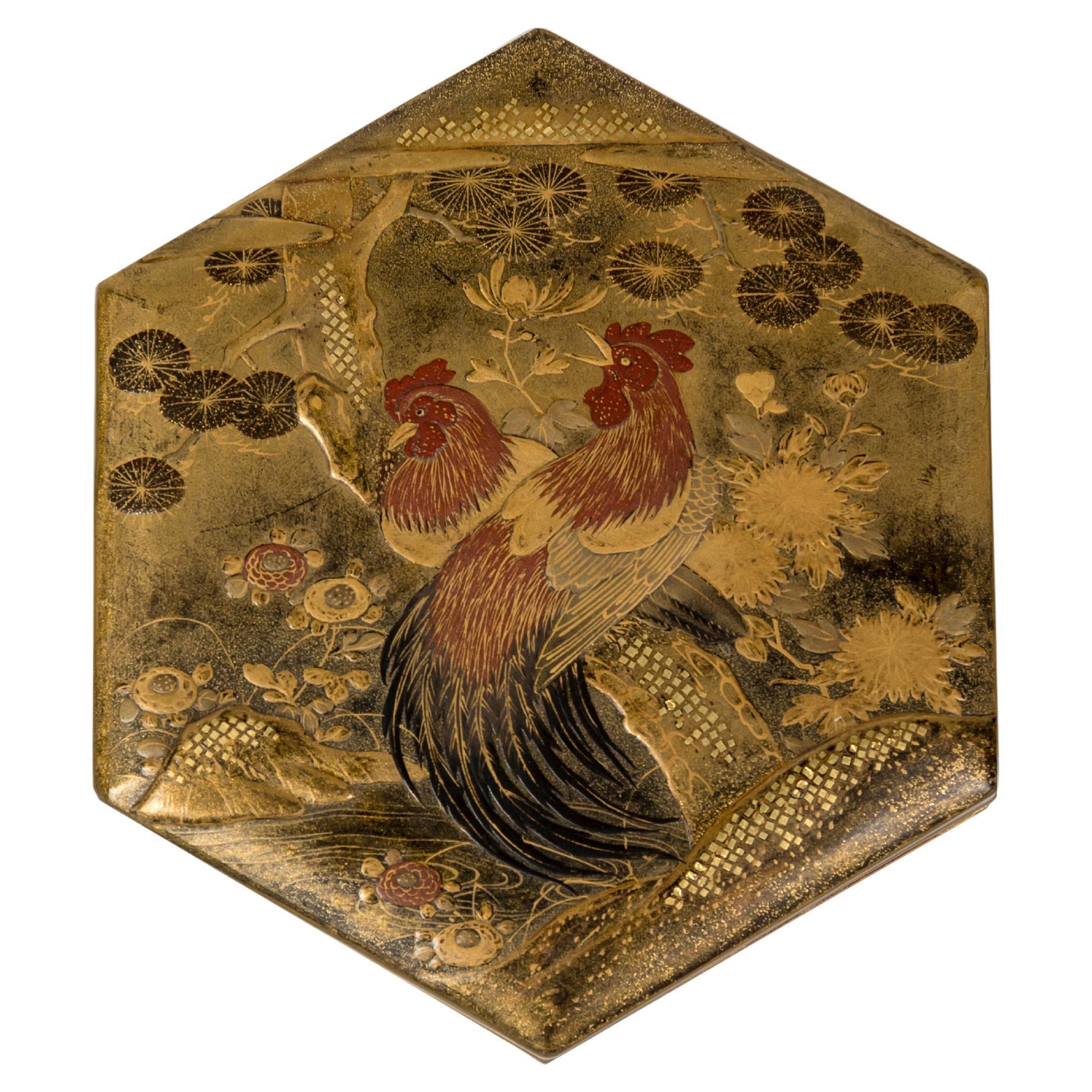 Kobako o scatola di incenso giapponese, di forma esagonale e ornata da due galli