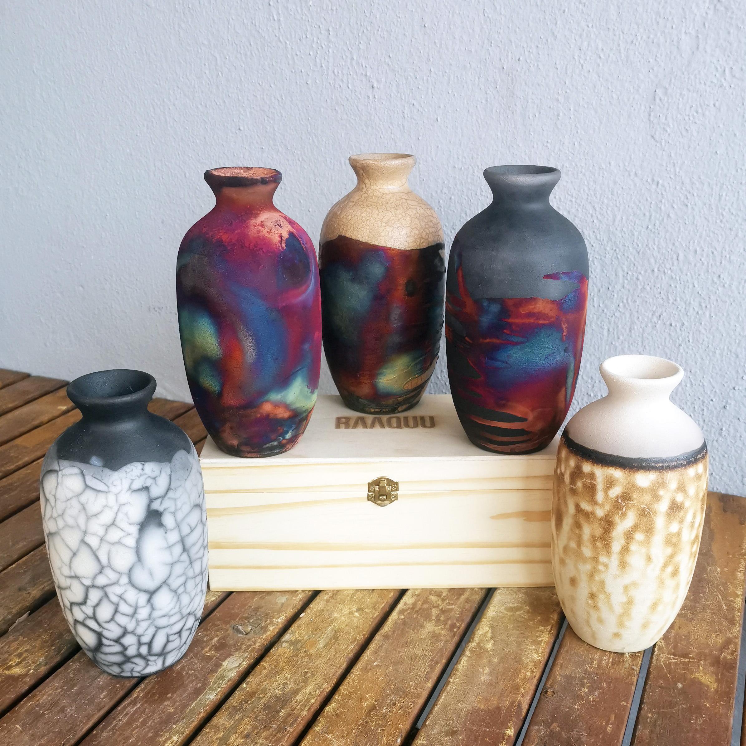 Il s'agit d'un coffret cadeau et le vase est livré dans une boîte en bois de pin de la marque RAAQUU (9 in x 5.1 in x 5.1 in).

VOUS OBTENEZ : 

1 Vase dans la finition de votre choix dans une boîte en bois de pin avec fermoir en métal.

1 Tube