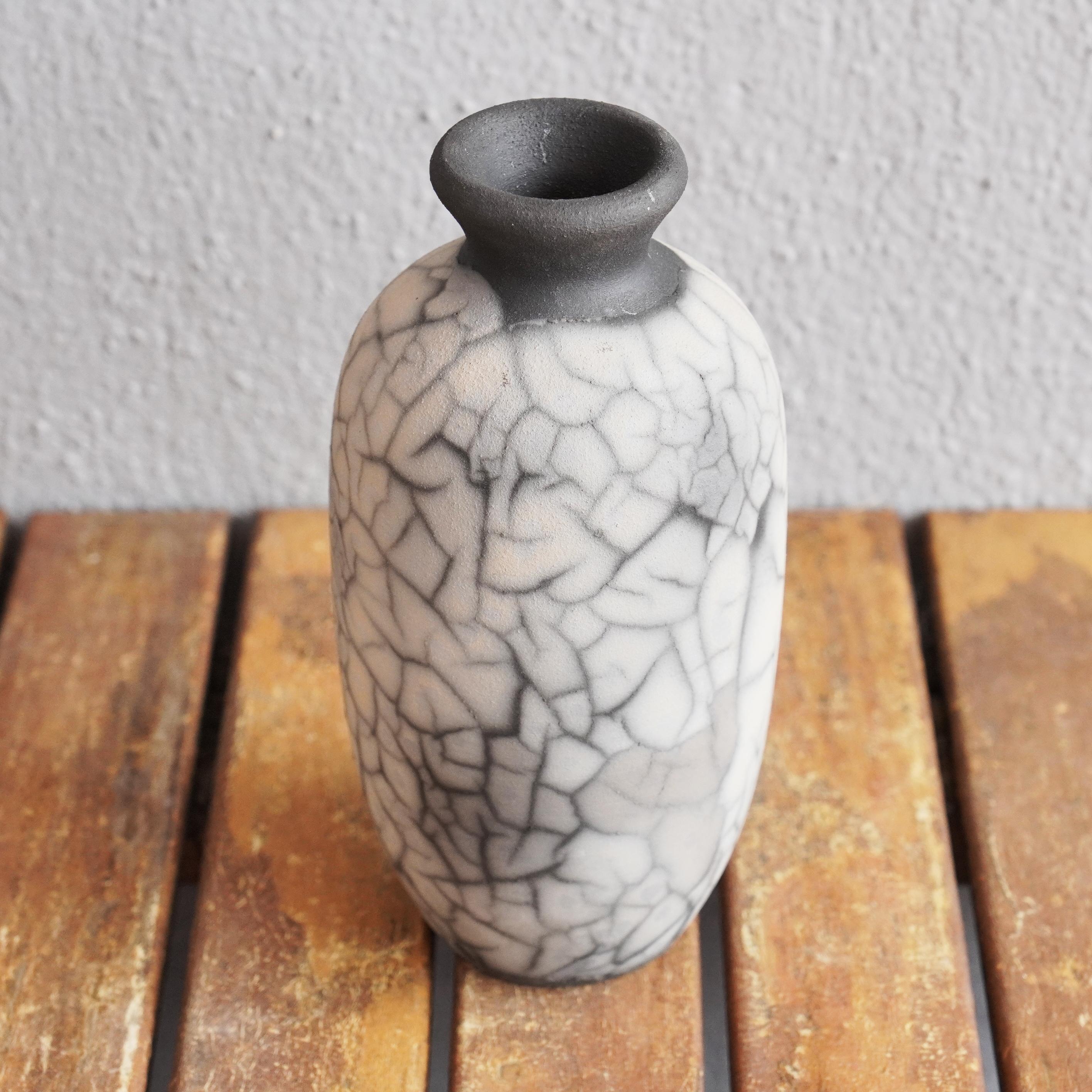 Koban ( 小判 ) - (n) oval

NEW AND IMPROVED : This vase comes with a waterproof tube insert for fresh flowers and cuttings. Insert width is 2cm/0.8 inches wide

The Koban vase is a classic bottle vase with an oval shape and narrow mouth. It’s the