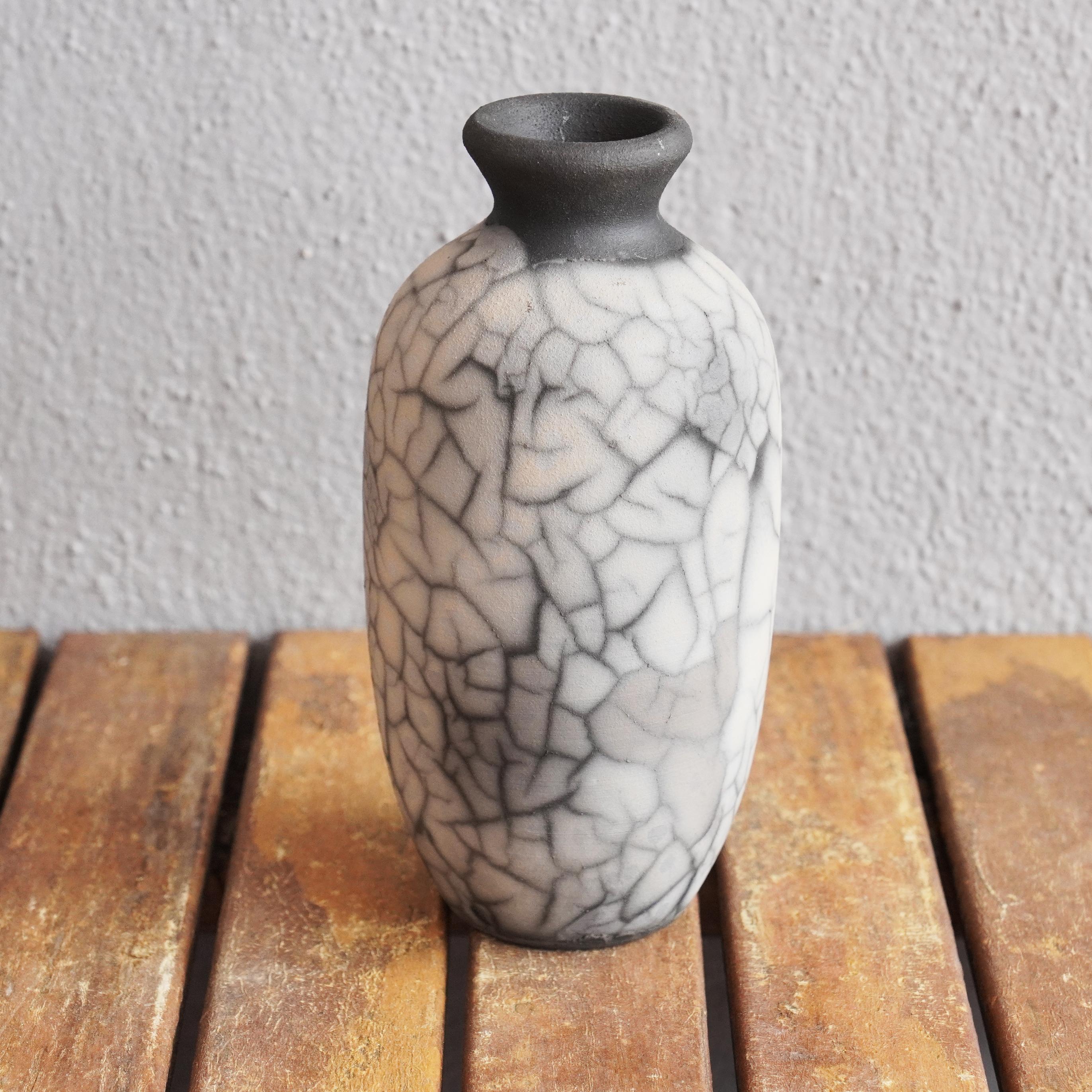 Moderne Vase en poterie Koban Raku avec tube à eau - Raku fumé - Céramique artisanale en vente