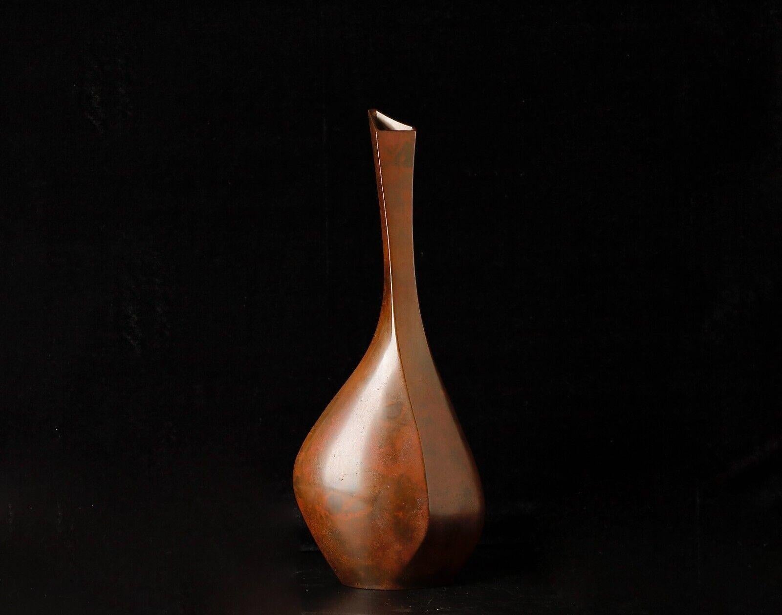 Presenting the exquisite Murashido bronze vase, masterfully created by the renowned metal artist Kobayashi Masayoshi. Masayoshi's talent and skill have made him one of the most prominent metal artists in 20th century Japan, with a distinguished