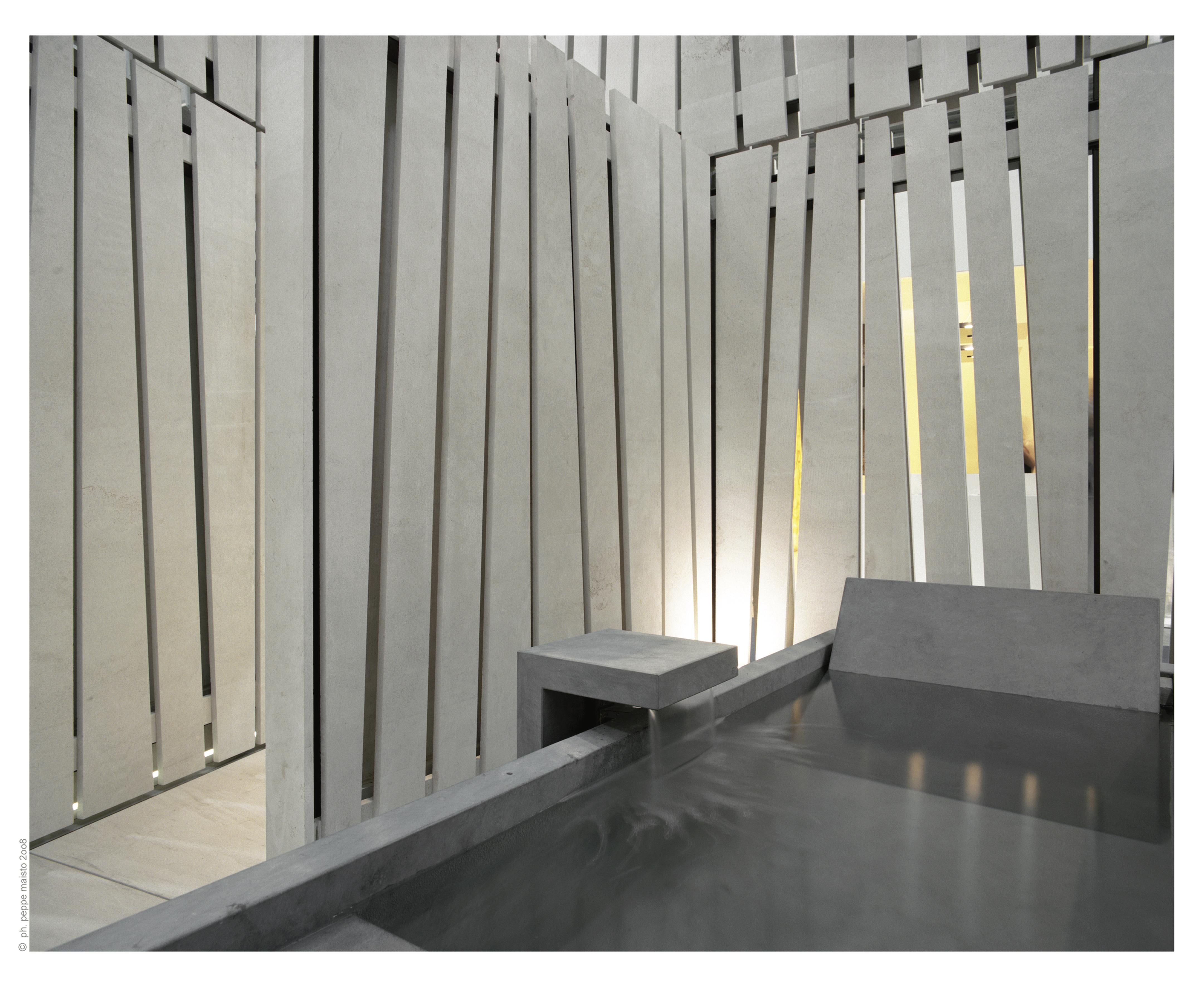 Cheminée Kobe Esterna en marbre personnalisable par Pibamarmi Neuf - En vente à Beverly Hills, CA