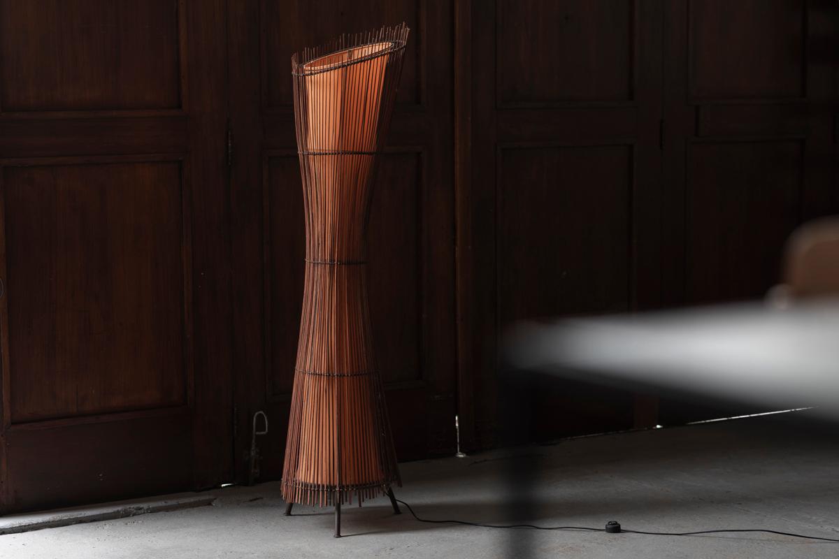 Kobe floor lamp produced in France around 1980. This organic lamp has a steel structure which is finished with an orange canvas shade and thin bamboo slats, giving the whole a cozy feeling. In good condition with some small wear as shown in the