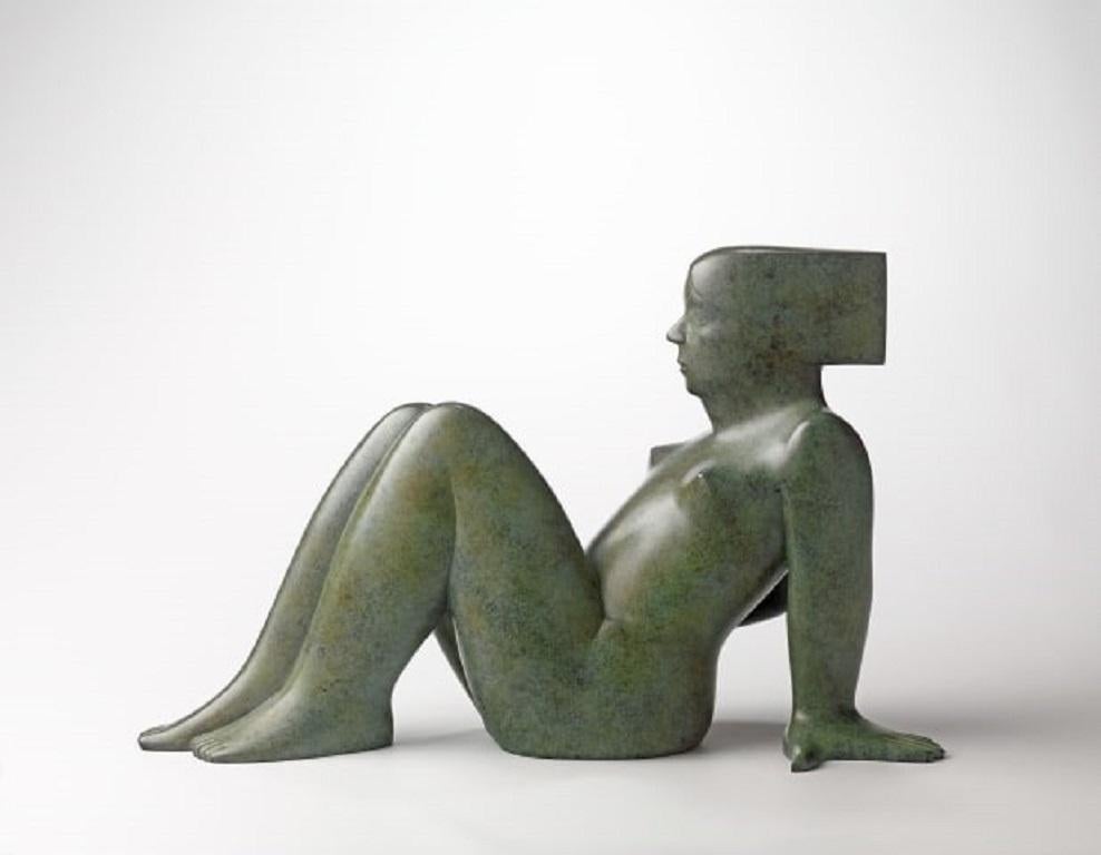 KOBE Figurative Sculpture – Attesa: „The Waiting Bronze Sculpture“, Lady Woman Laying, Porträt, zeitgenössisch