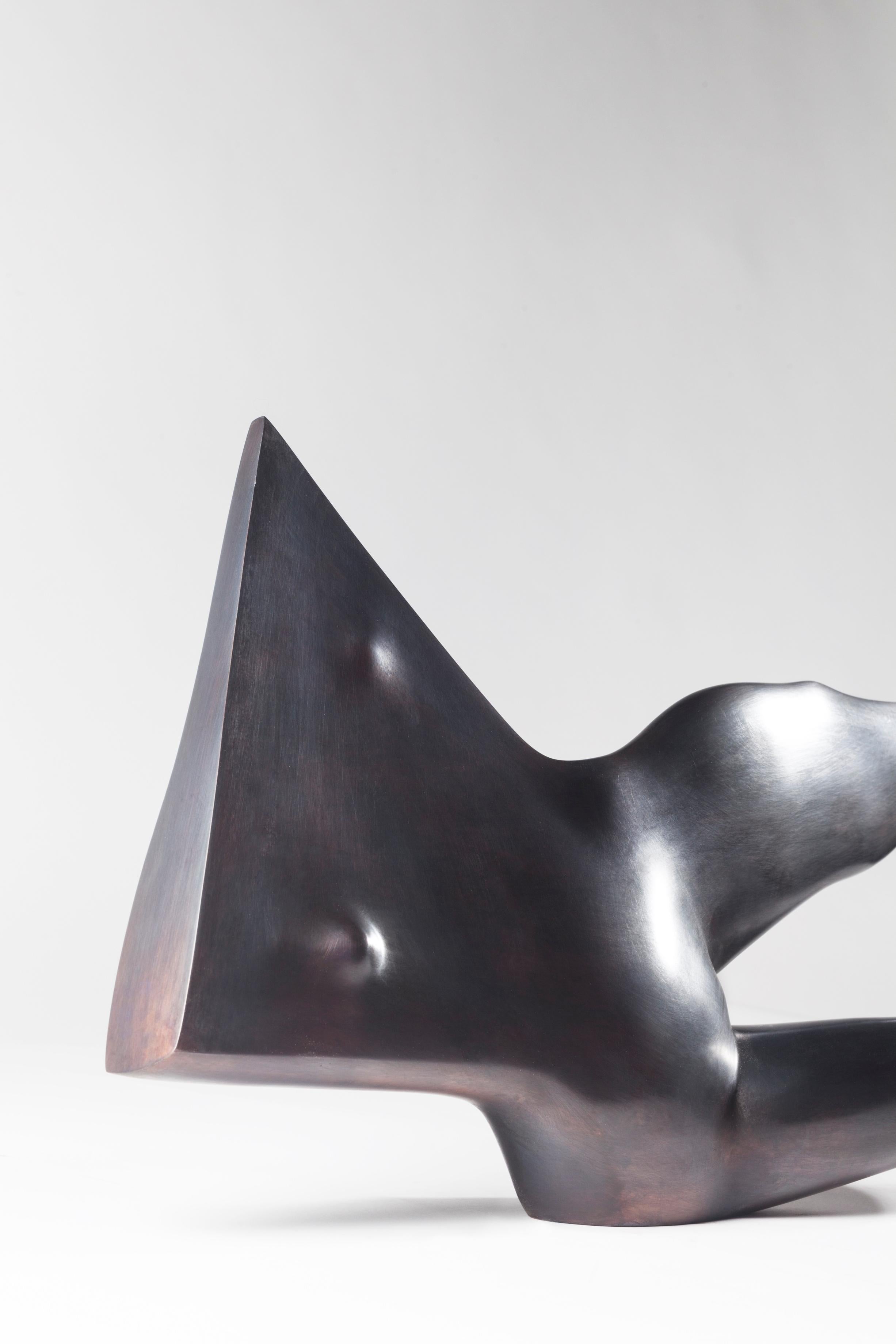 Torse en sculpture en bronze du mouvement Beweging 301, en stock - Or Nude Sculpture par KOBE