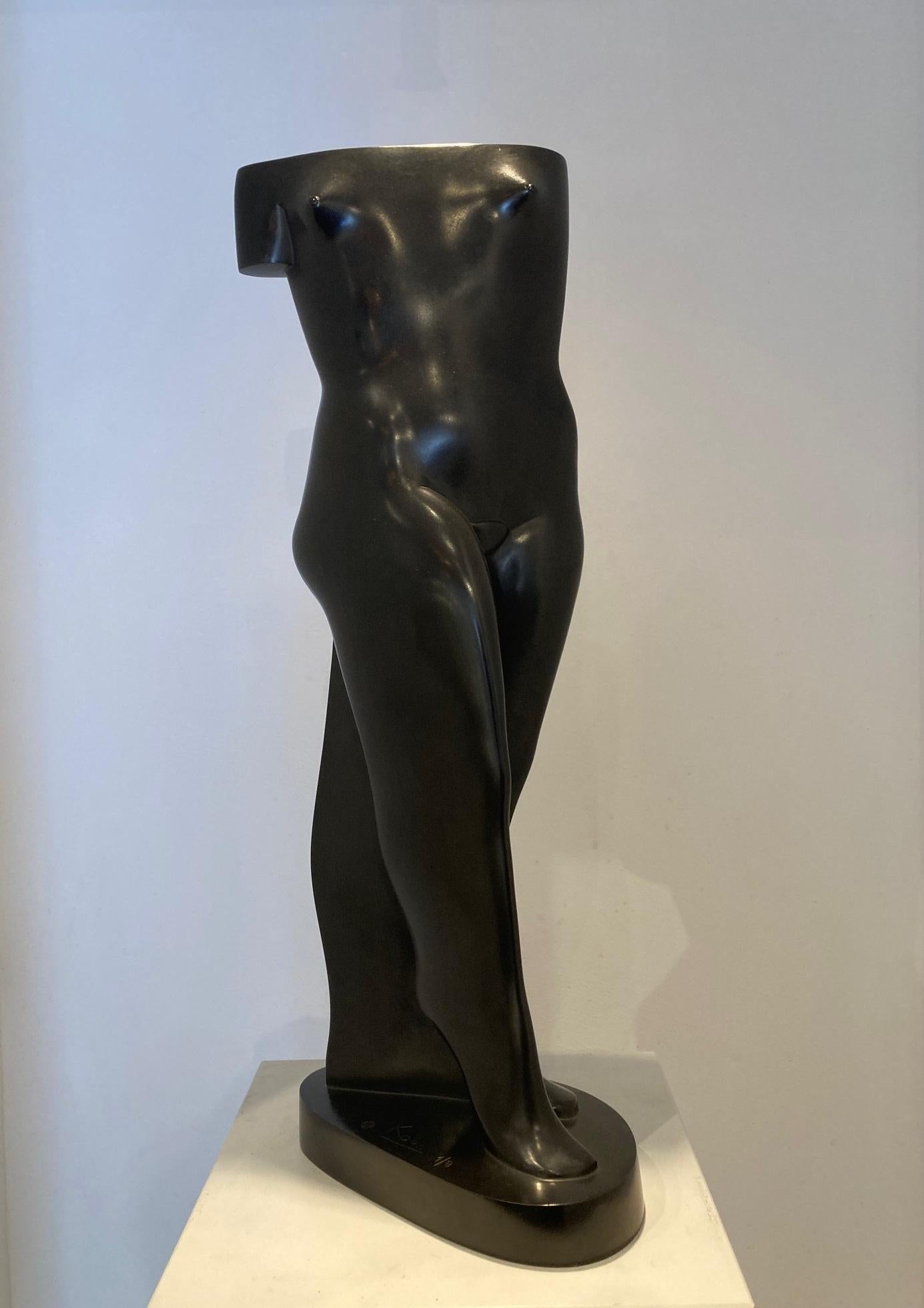 Elegante Sculpture en Bronze Femme Torse Debout Patina Noir En Stock en vente 2