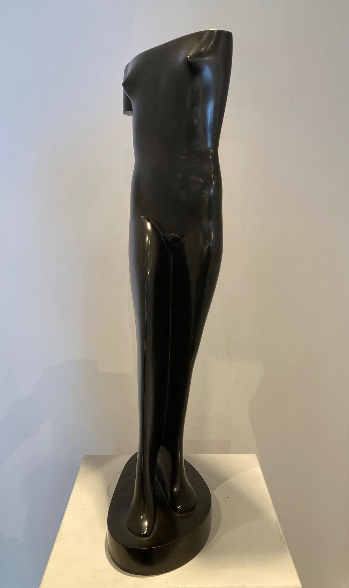 Elegante Sculpture en Bronze Femme Torse Debout Patina Noir En Stock en vente 7