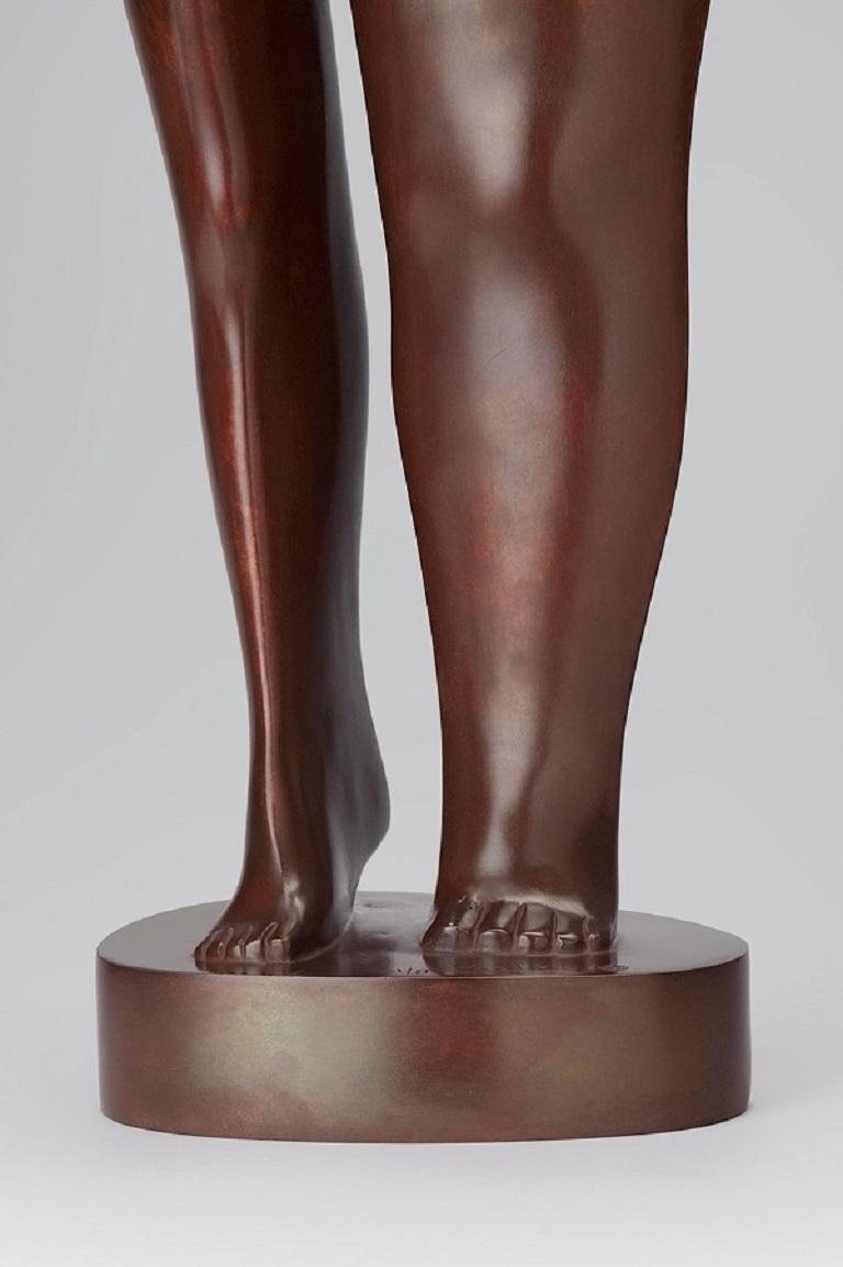 Femminien-Bronze-Skulptur einer stehenden Frau mit Torso in Braun mit brauner Patina (Zeitgenössisch), Sculpture, von KOBE