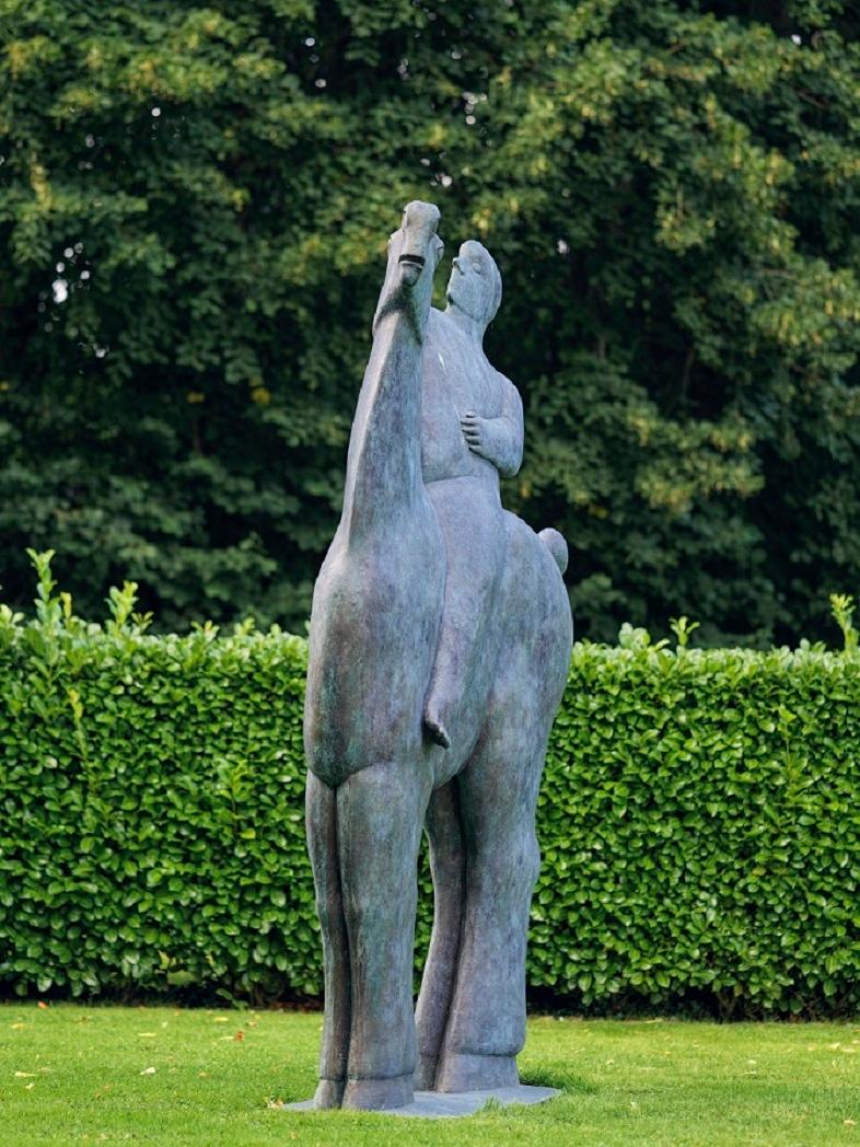 Fierheid Pride Bronze-Skulptur Pferd, Reiter, auf Lager – Sculpture von KOBE