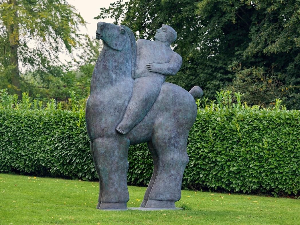 KOBE Figurative Sculpture – Fierheid Pride Bronze-Skulptur Pferd, Reiter, auf Lager