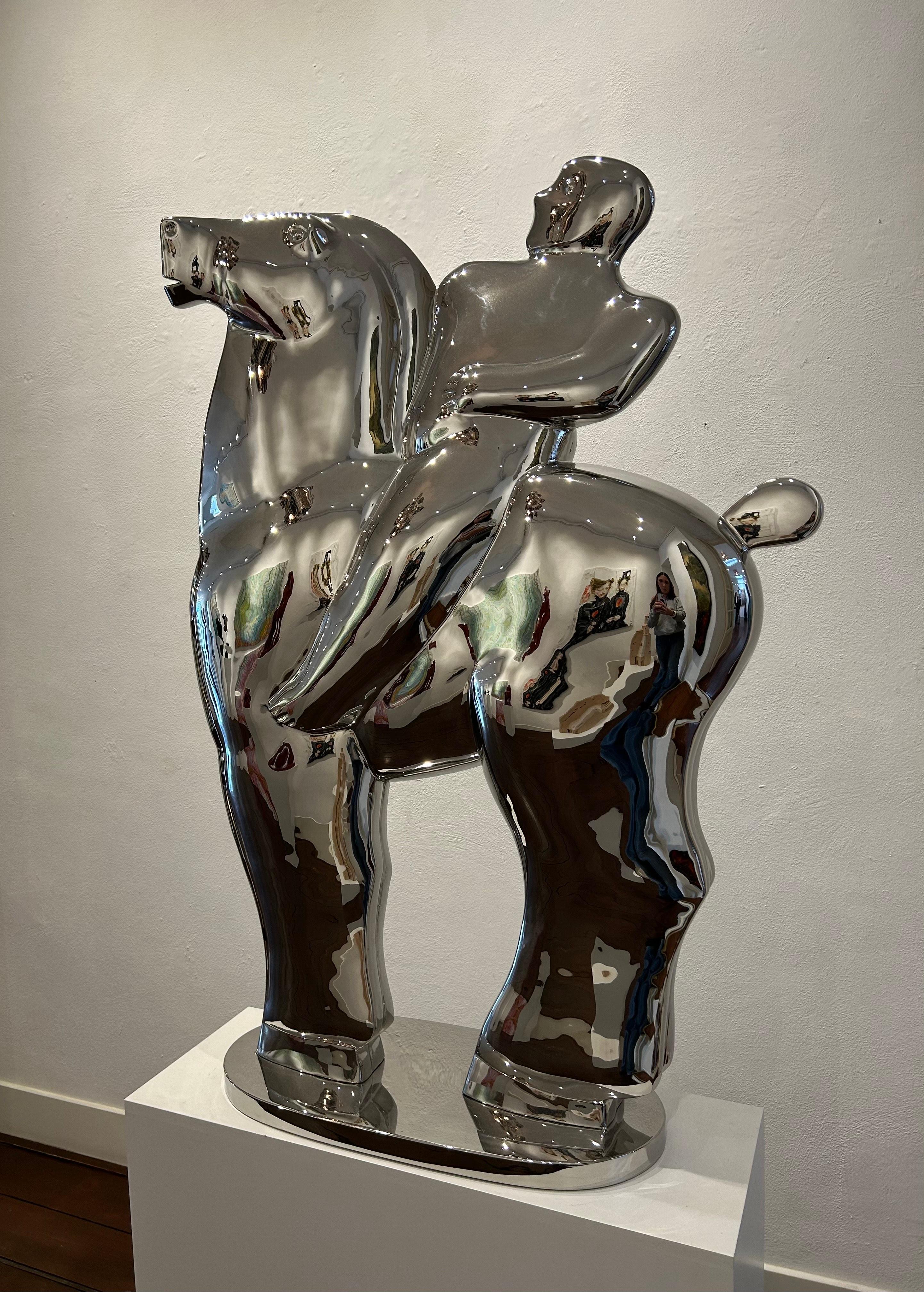Sculpture fierheid pride en acier poli, cheval cheval, couleur argent en stock
KOBE, pseudonyme de Jacques Saelens, était un artiste belge (Courtrai, Belgique 1950 - Saint-Julien (Var), France 2014).

Il a su allier l'exubérance à la sophistication.