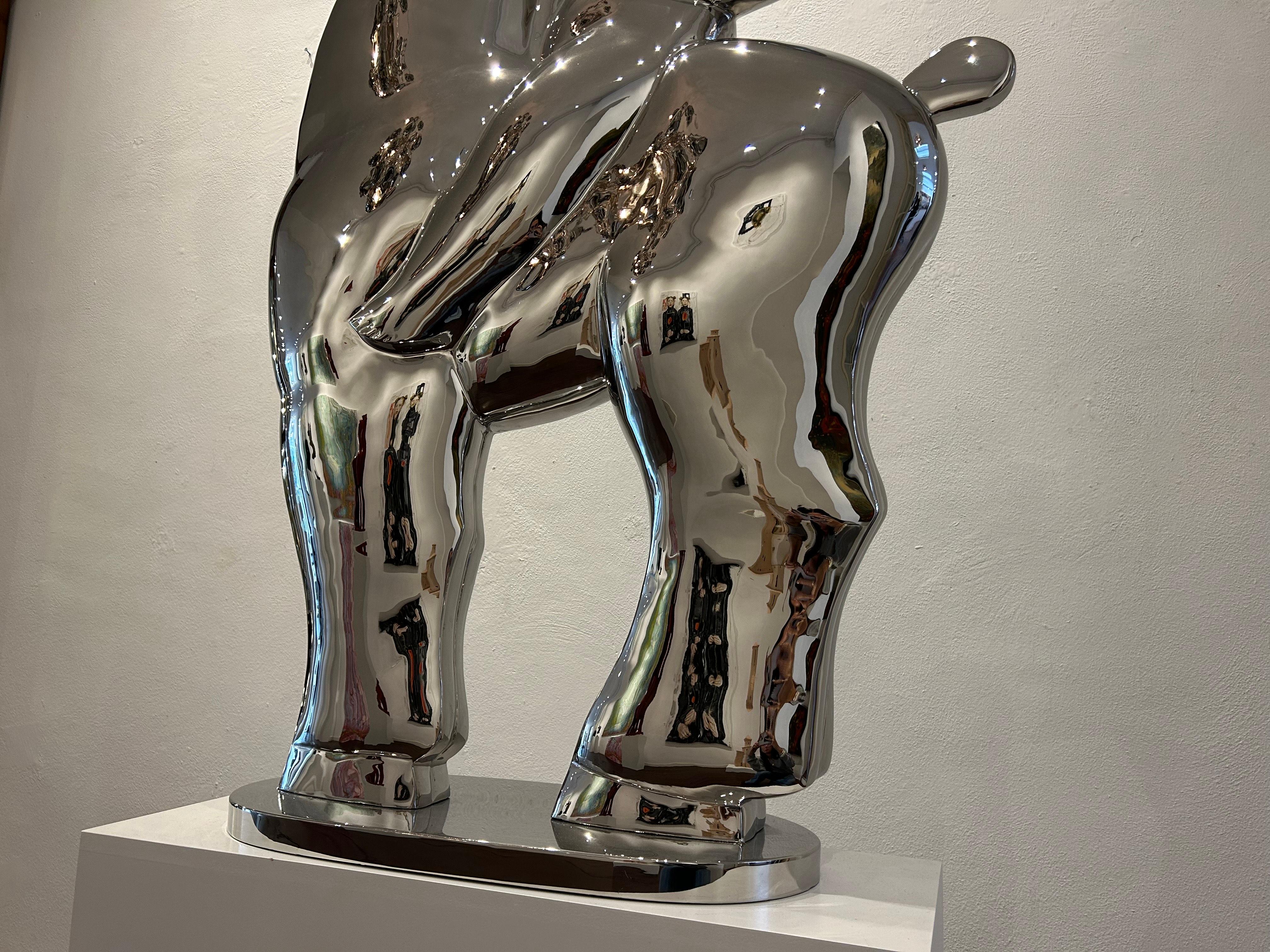 Sculpture fierheid pride en acier poli, cheval cheval, couleur argent en stock en vente 1