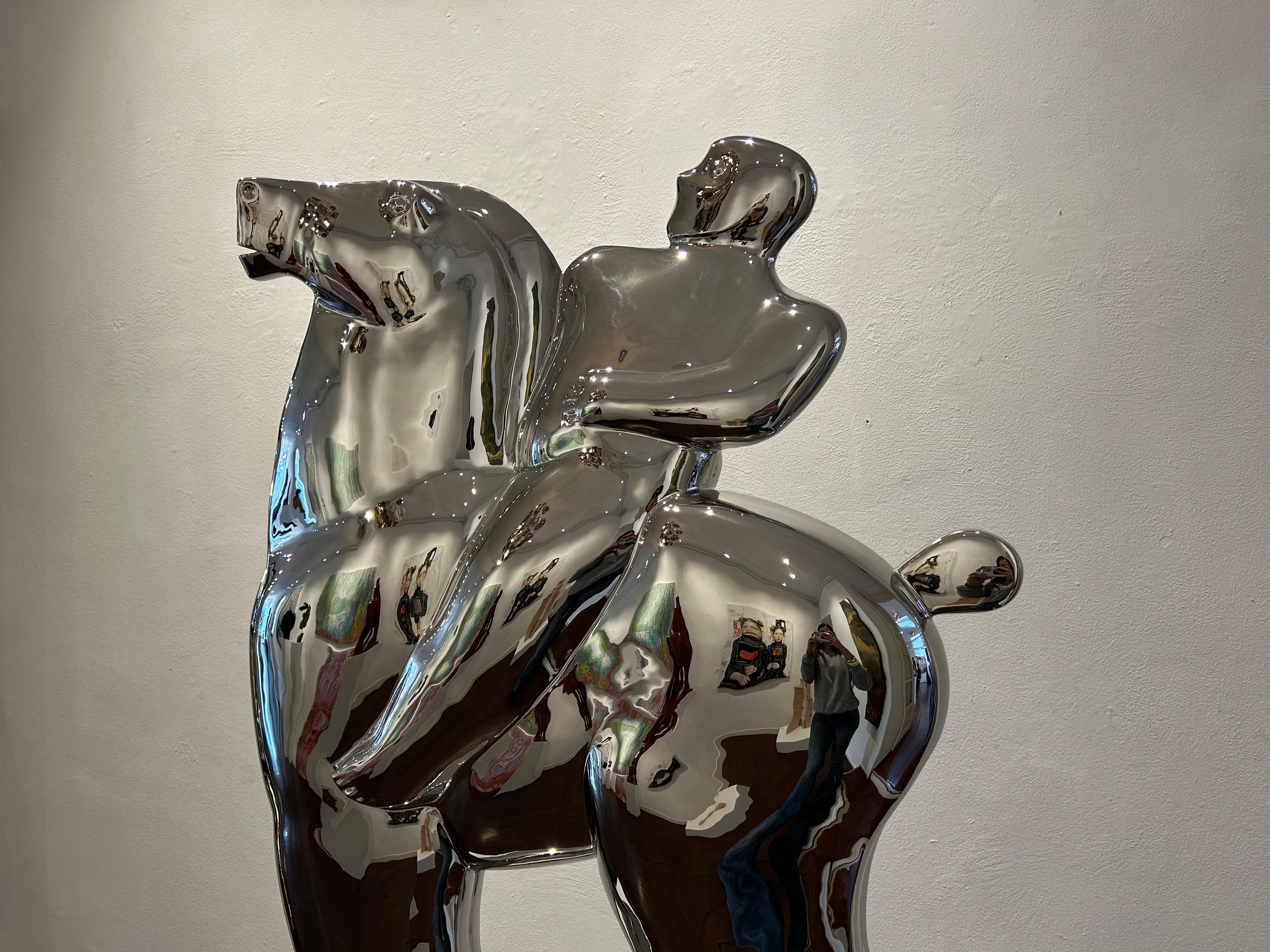 Sculpture fierheid pride en acier poli, cheval cheval, couleur argent en stock en vente 2