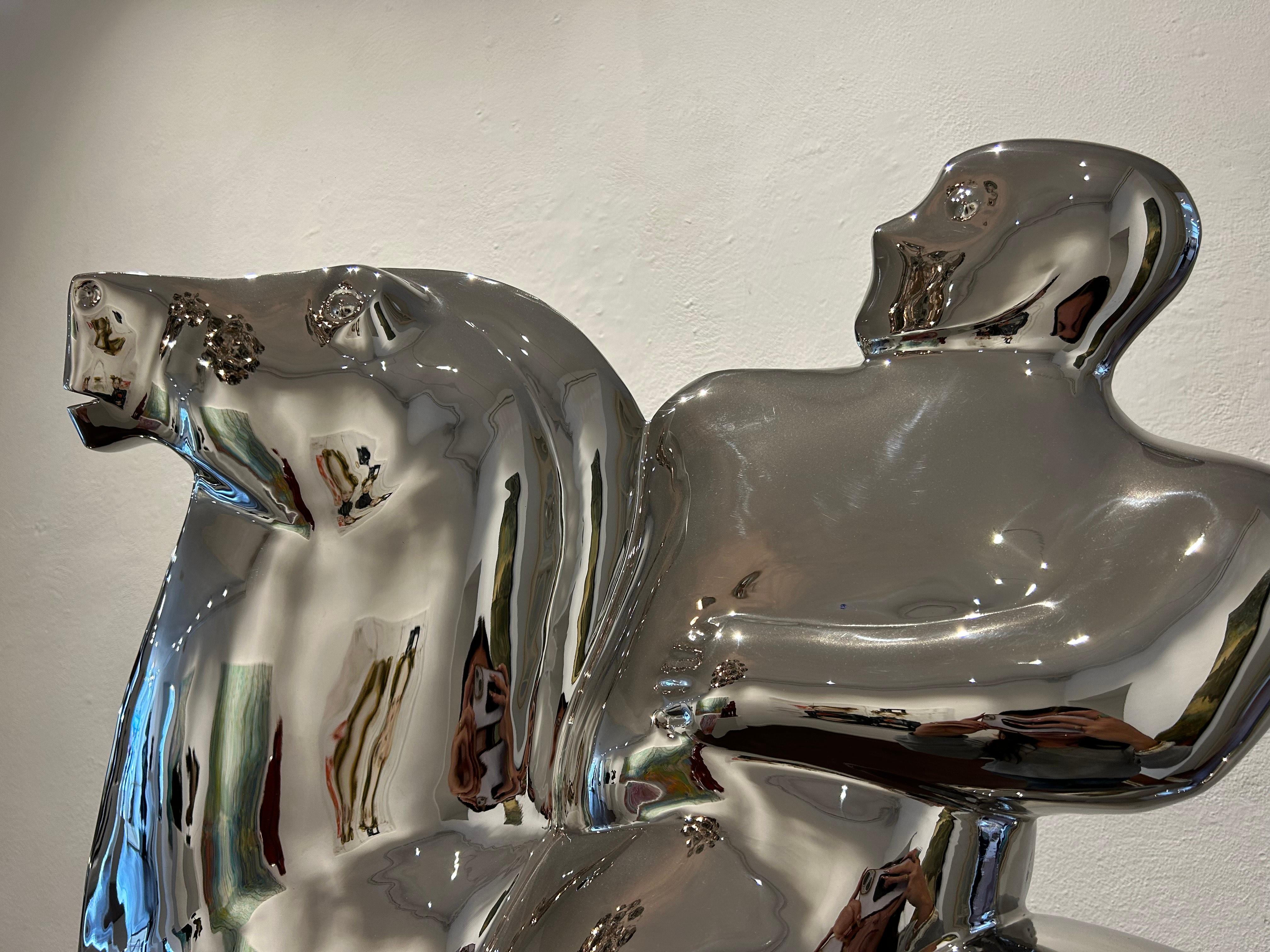 Sculpture fierheid pride en acier poli, cheval cheval, couleur argent en stock en vente 3