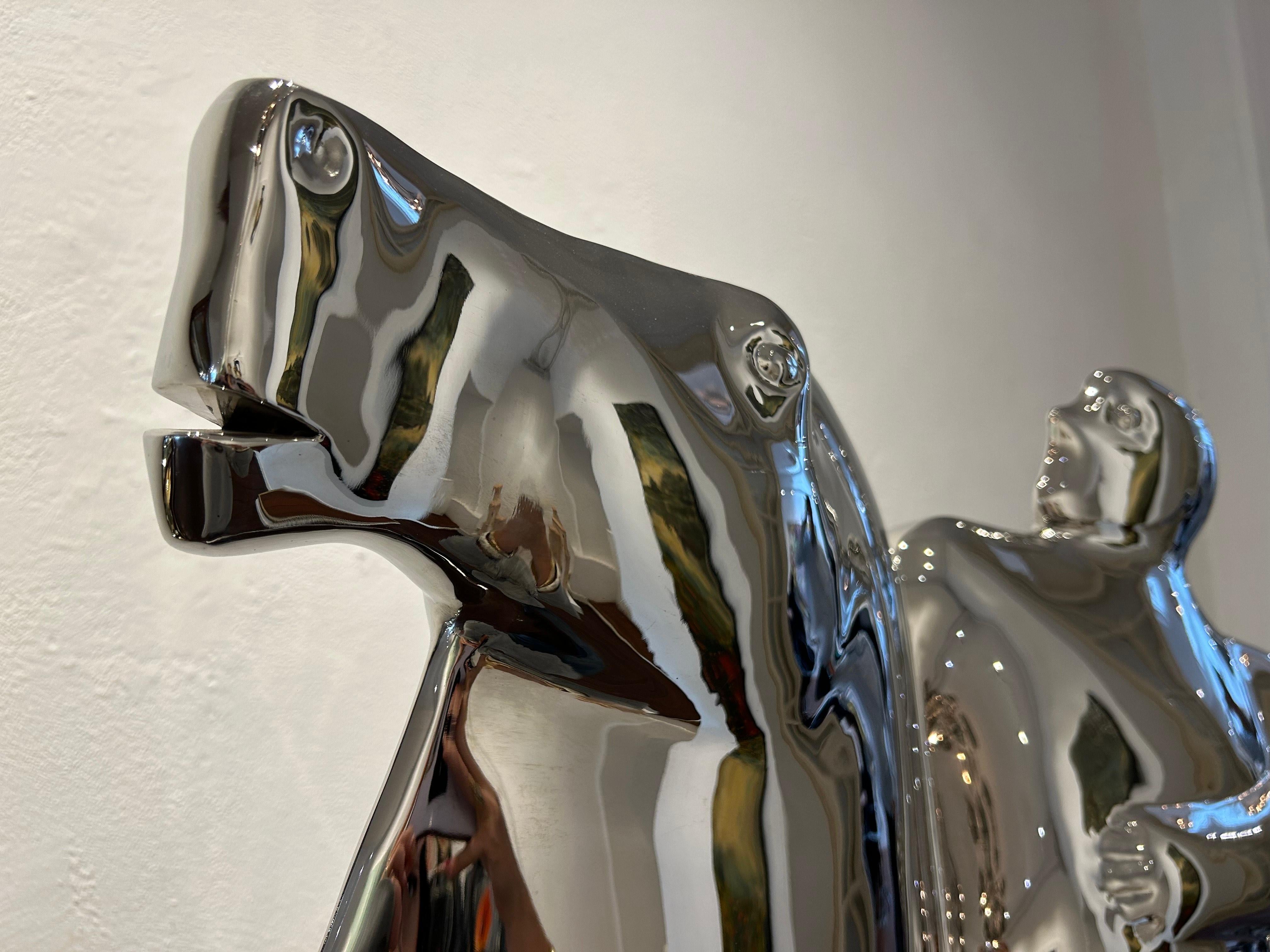Sculpture fierheid pride en acier poli, cheval cheval, couleur argent en stock en vente 4