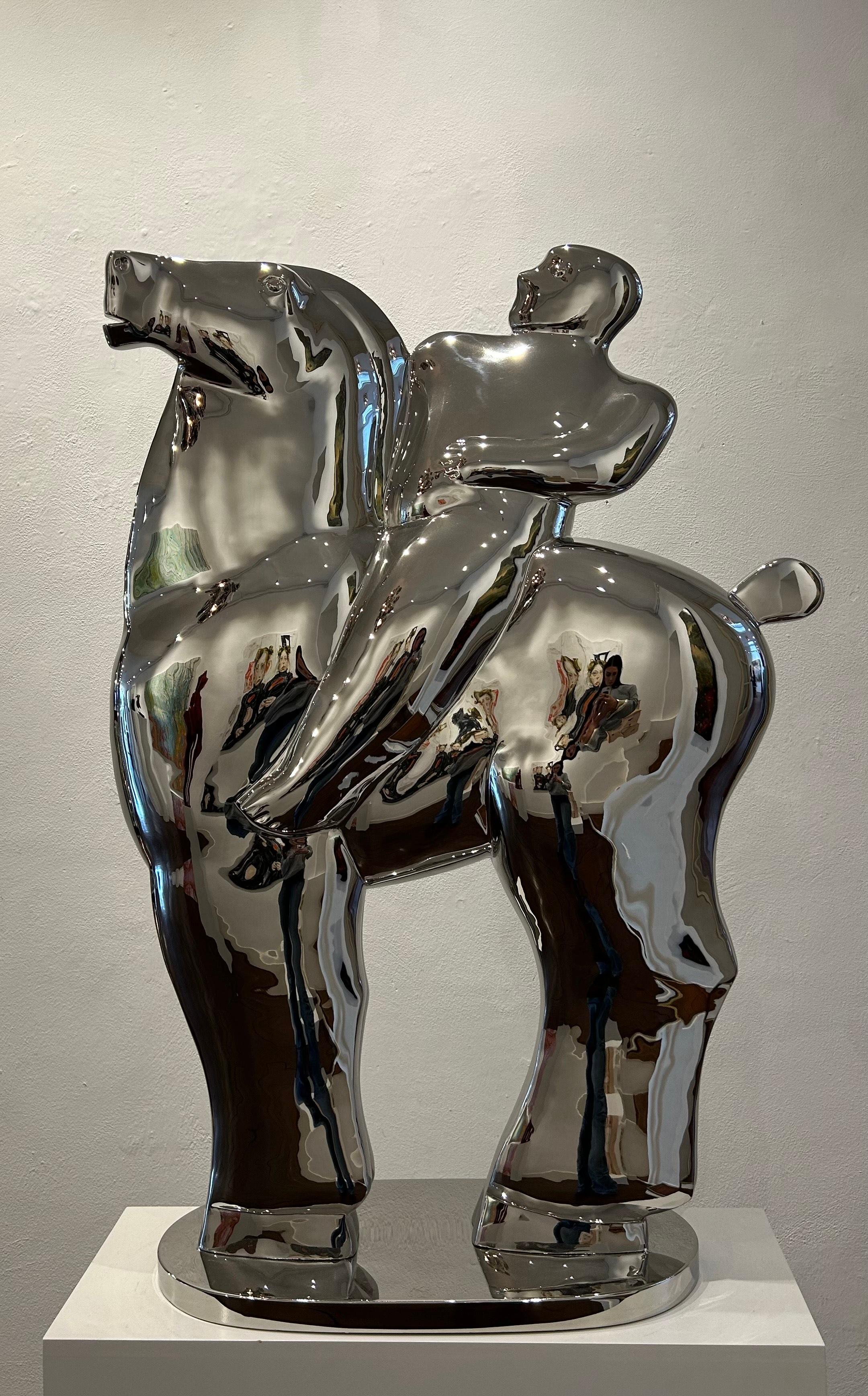 Sculpture fierheid pride en acier poli, cheval cheval, couleur argent en stock - Argent Figurative Sculpture par KOBE