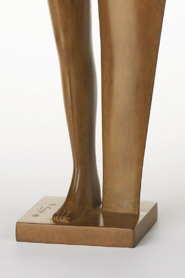 Figurina Bronze Sculpture Standing Female Figure Nude Torso Human Body

KOBE, pseudonym of Jacques Saelens, was a Belgian artist (Kortrijk, Belgium 1950 – Saint-Julien (Var), France 2014).

He combined the broad with sophistication. Two themes