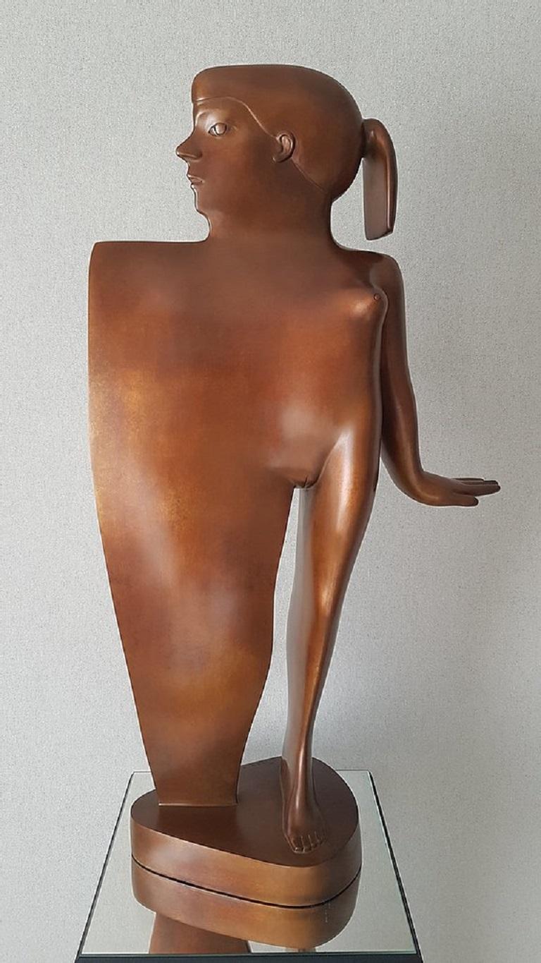 KOBE Figurative Sculpture – Hey Wait, I Can Be Sharp Too Bronze-Skulptur Nackte Mädchenfigur in Braun, auf Lager
