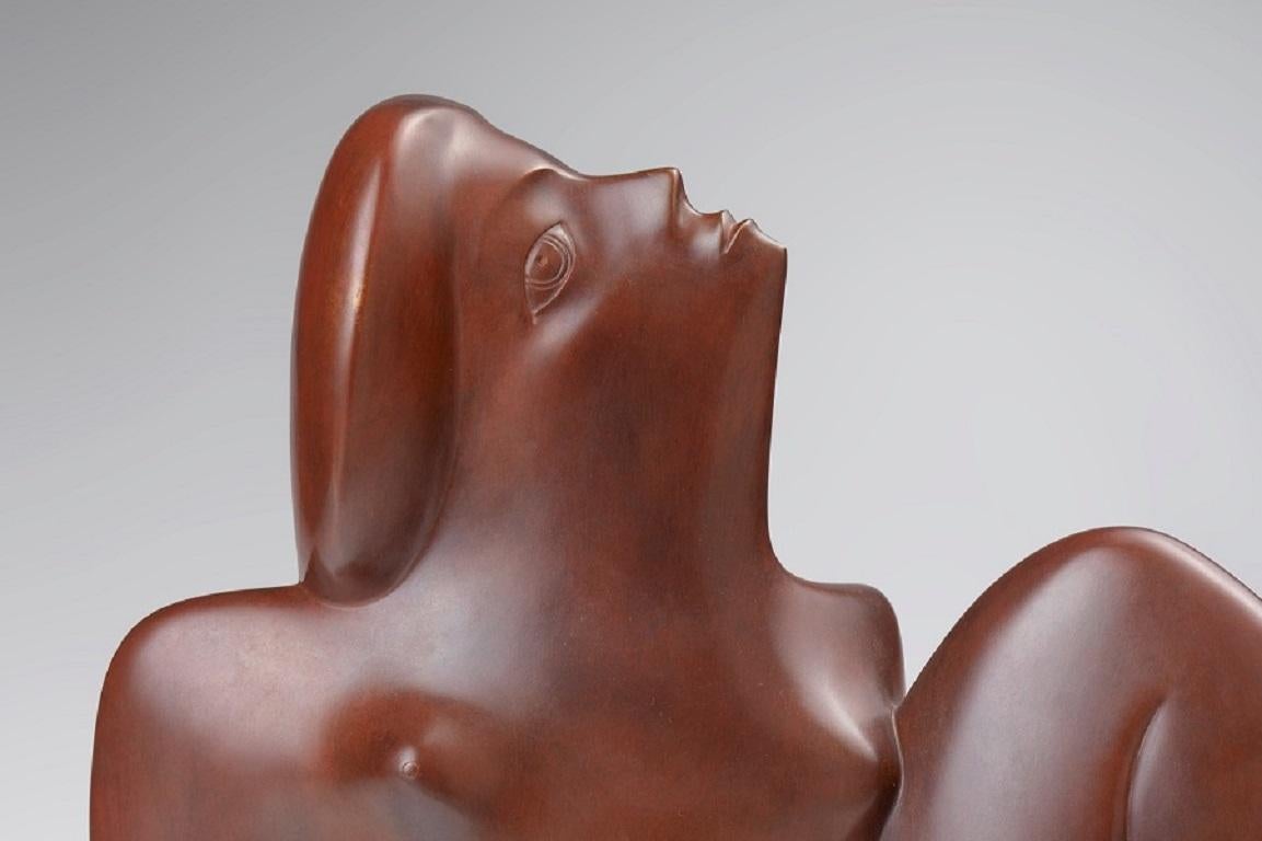 La Mattina: „The Morning“, Bronzeskulptur einer weiblichen Figur, die Daunen lyft  – Sculpture von KOBE