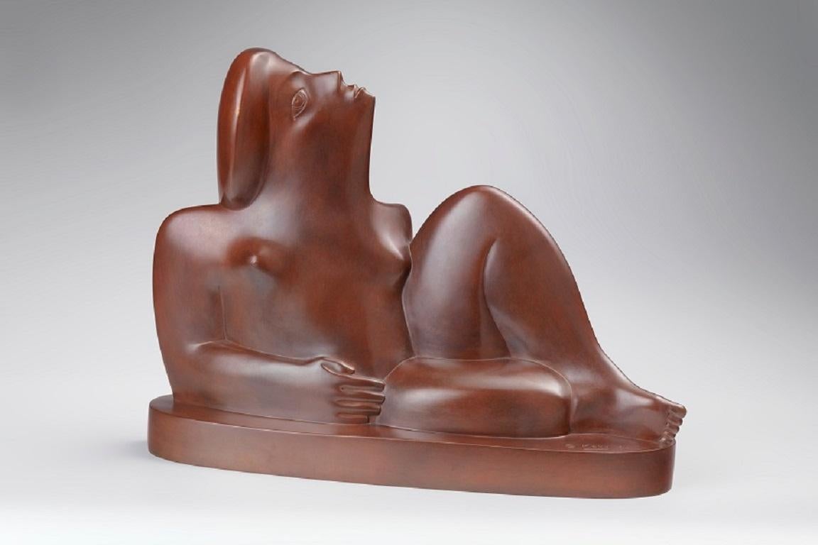 KOBE Figurative Sculpture – La Mattina: „The Morning“, Bronzeskulptur einer weiblichen Figur, die Daunen lyft 